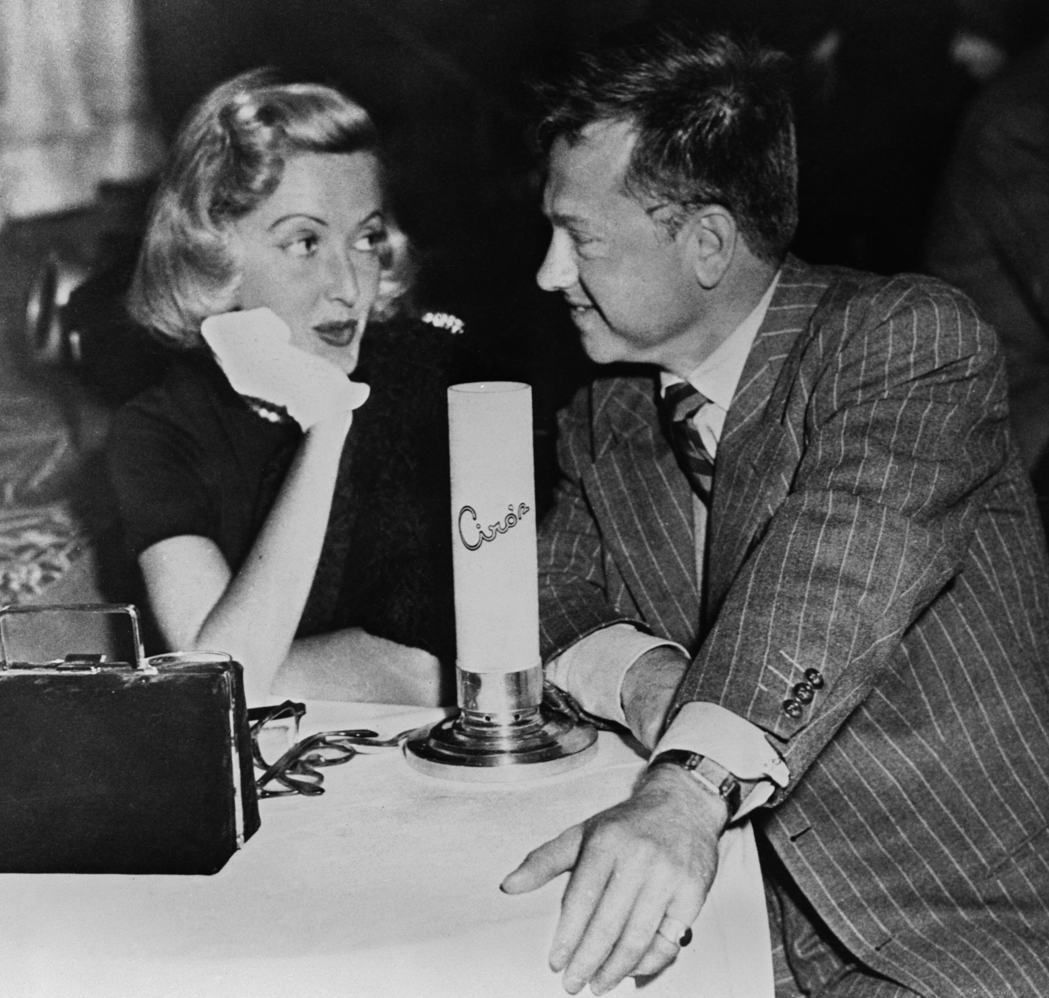 Martha Vickers and Mickey Rooney photographed in 1951. | Source: Getty Images