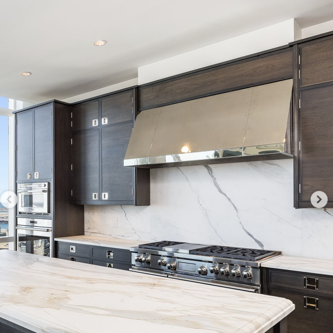The penthouse kitchen was custom-designed by Christopher Peacock and fitted with Wolf and Sub-Zero appliances. | Source: Instagram/@robbreport