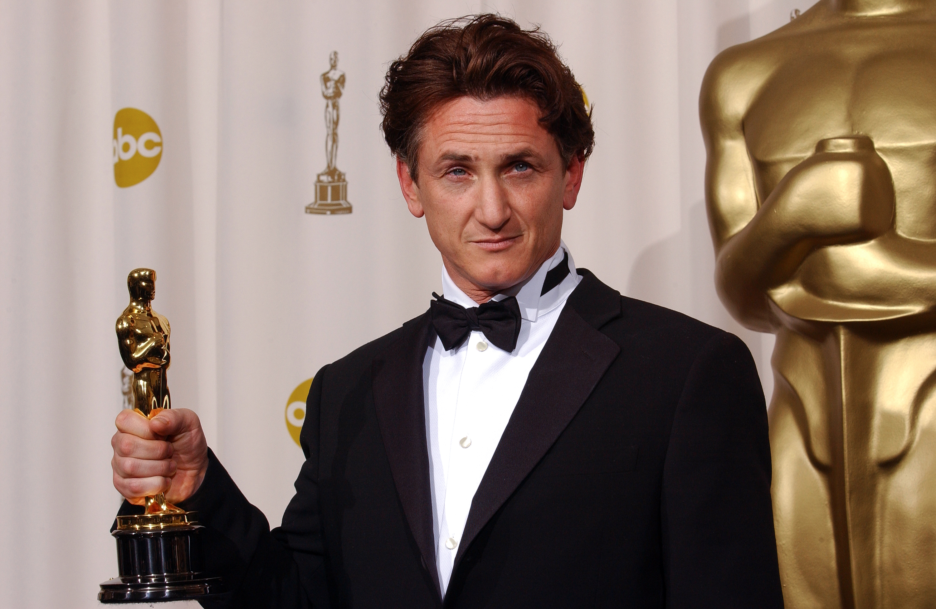 Sean Penn backstage at the 76th Annual Academy Awards on February 29, 2004, in Hollywood, California | Source: Getty Images