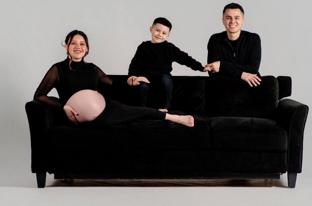 Andres Garcia, Sara Sanchez, and their son, Salvador Sanchez, during a photo session while she was still pregnant with Antonella Garcia. | Source: GoFundMe