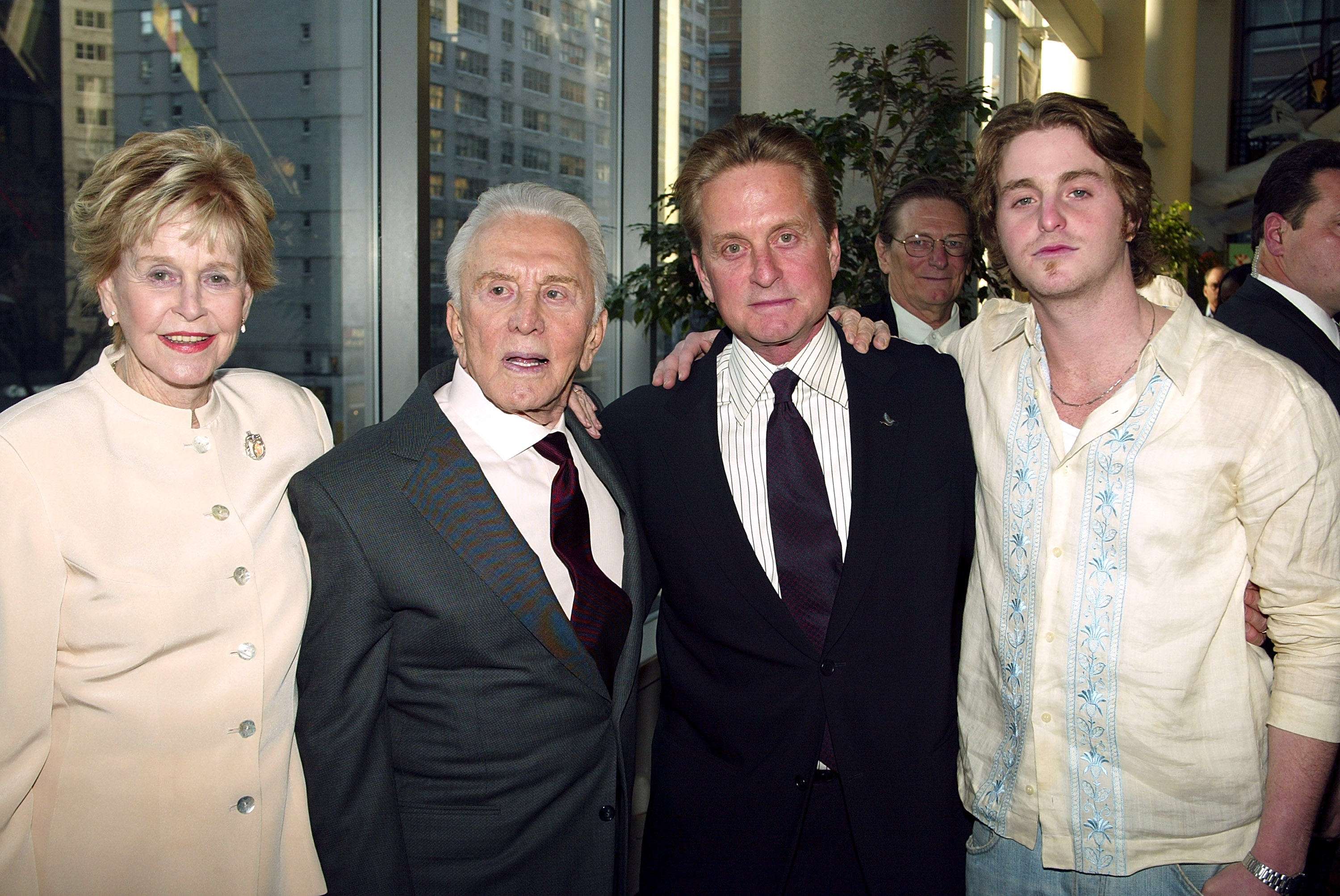Diana, Kirk, Michael, and Cameron Douglas at the New York premiere of "It Runs In The Family," in 2003. | Source: Getty Images