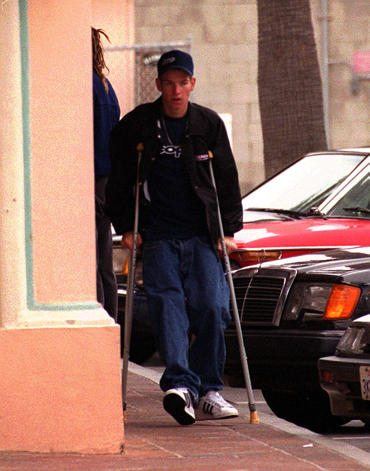Sean Brosnan is seen on crutches in Malibu, California, on May 30, 2000. | Source: Getty Images