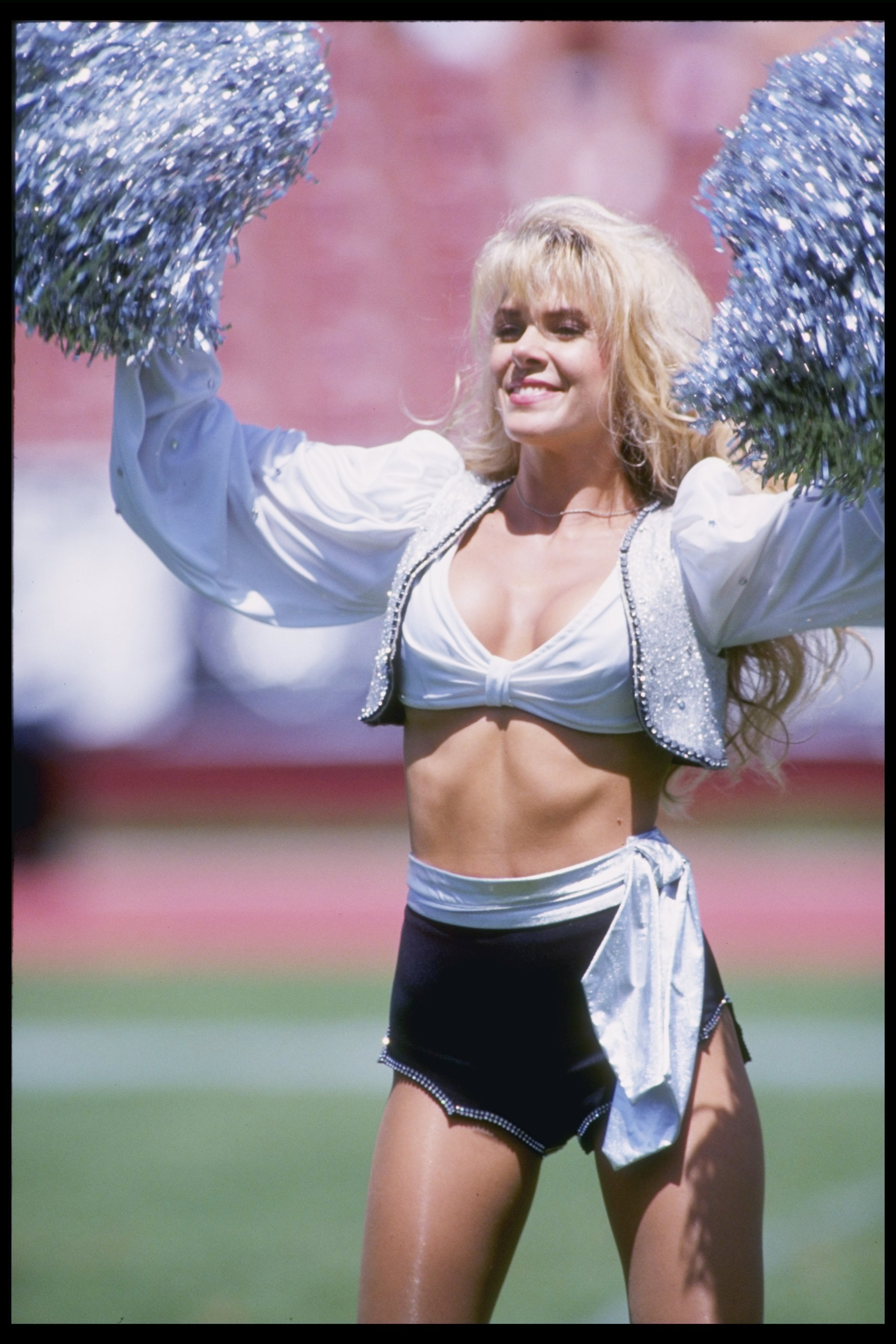 Los Angeles Raiders cheerleader Linda Sobek during a game against the Houston Oilers on August 29, 1992 in Los Angeles, California. | Source: Getty Images