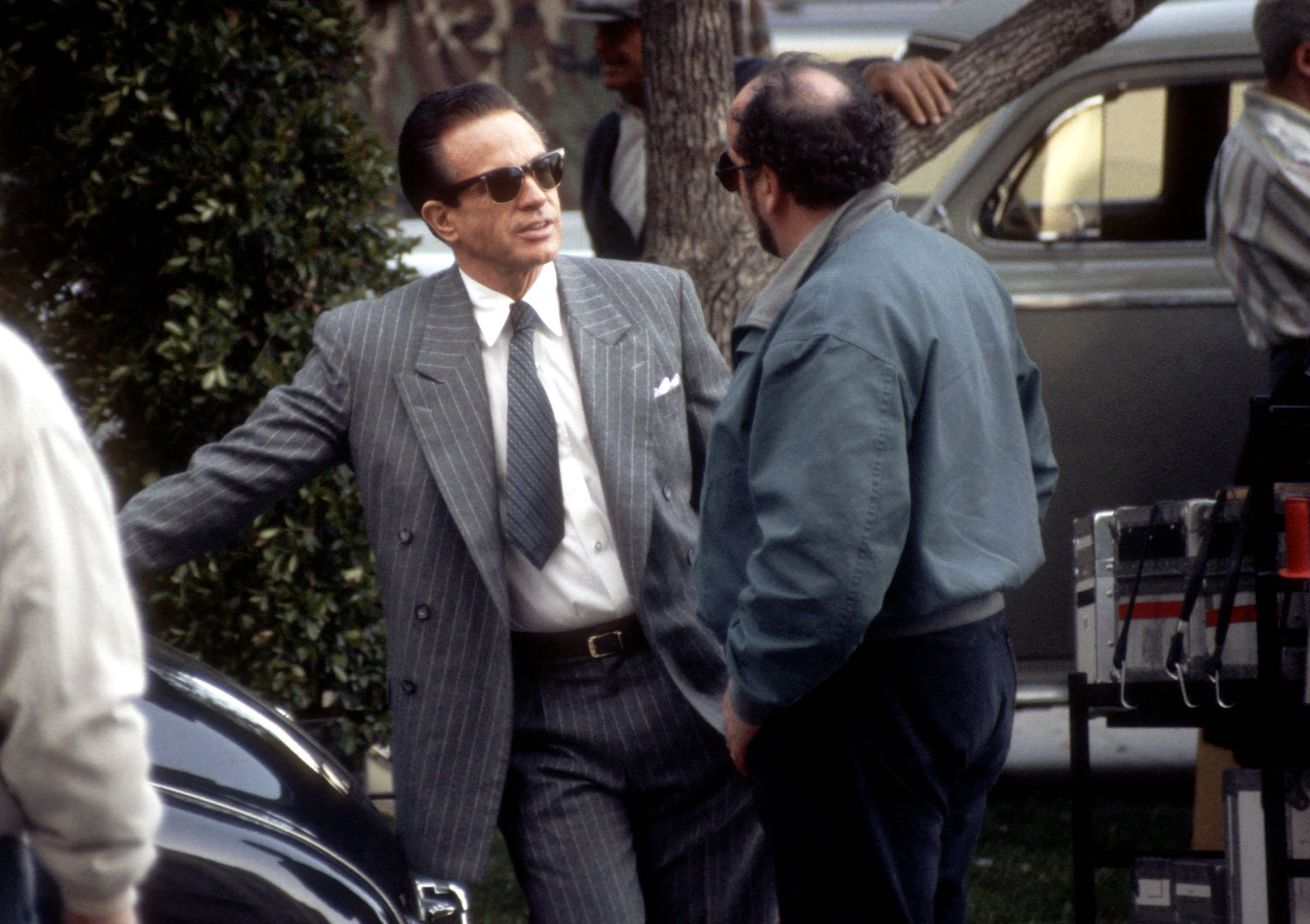 Warren Beatty and screenwriter James Toback break from filming "Bugsy" on April 7, 1991, in Los Angeles, California | Source: Getty Images