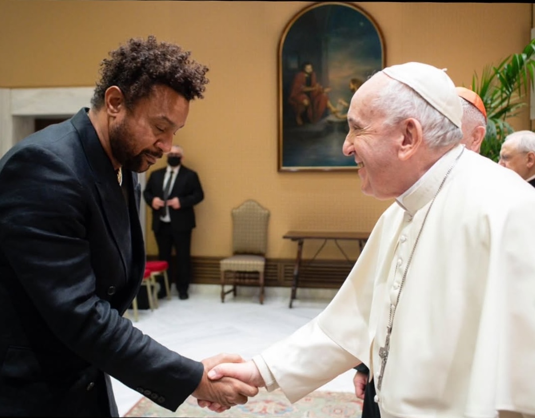 Shaggy shakes hands with the late Pope Francis during a private meeting at the Vatican in September 2025 | Source: Instagram/direalshaggy
