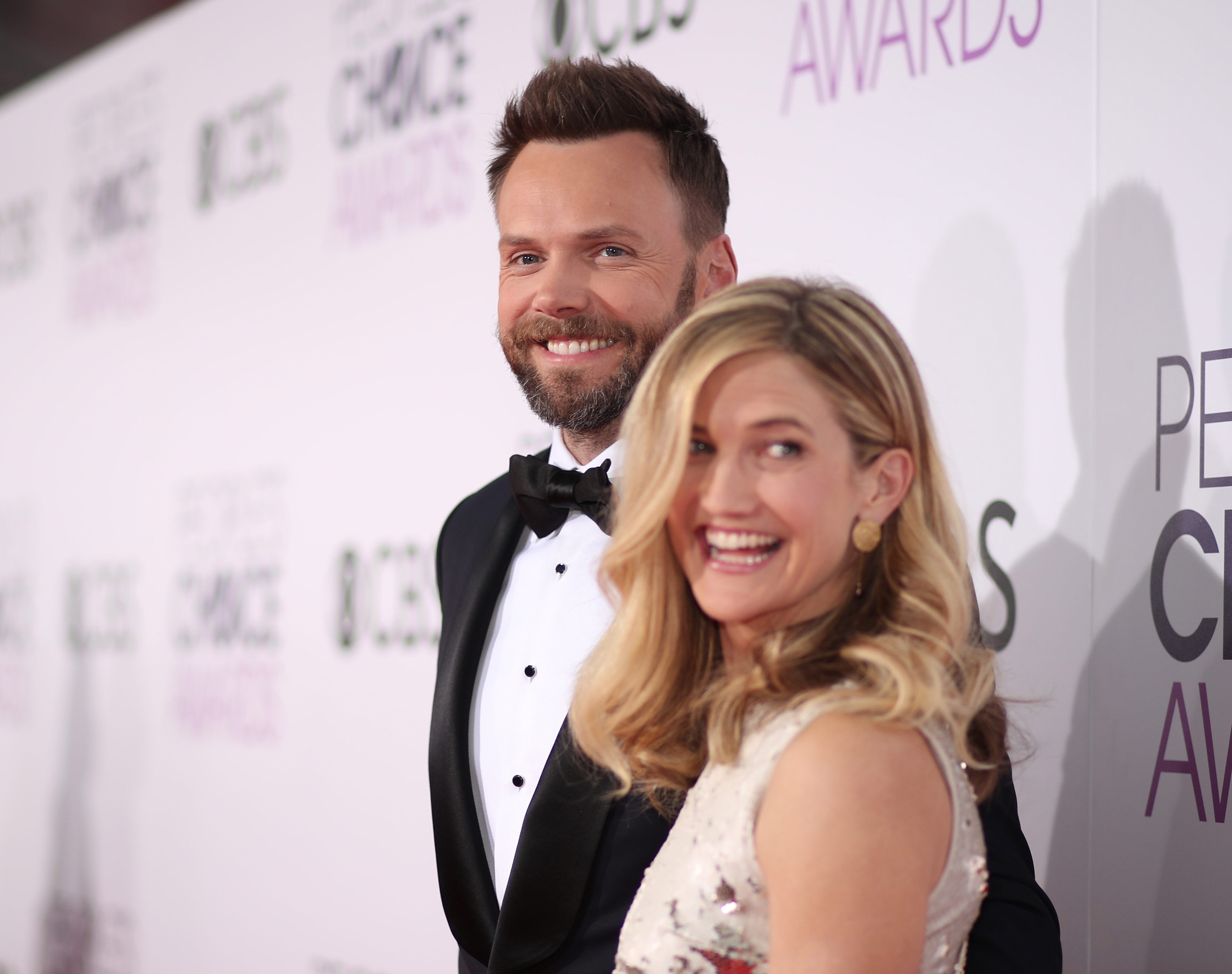 Joel McHale and Sarah Williams at the People's Choice Awards 2017 at Microsoft Theater on January 18 in Los Angeles, California. | Source: Getty Images