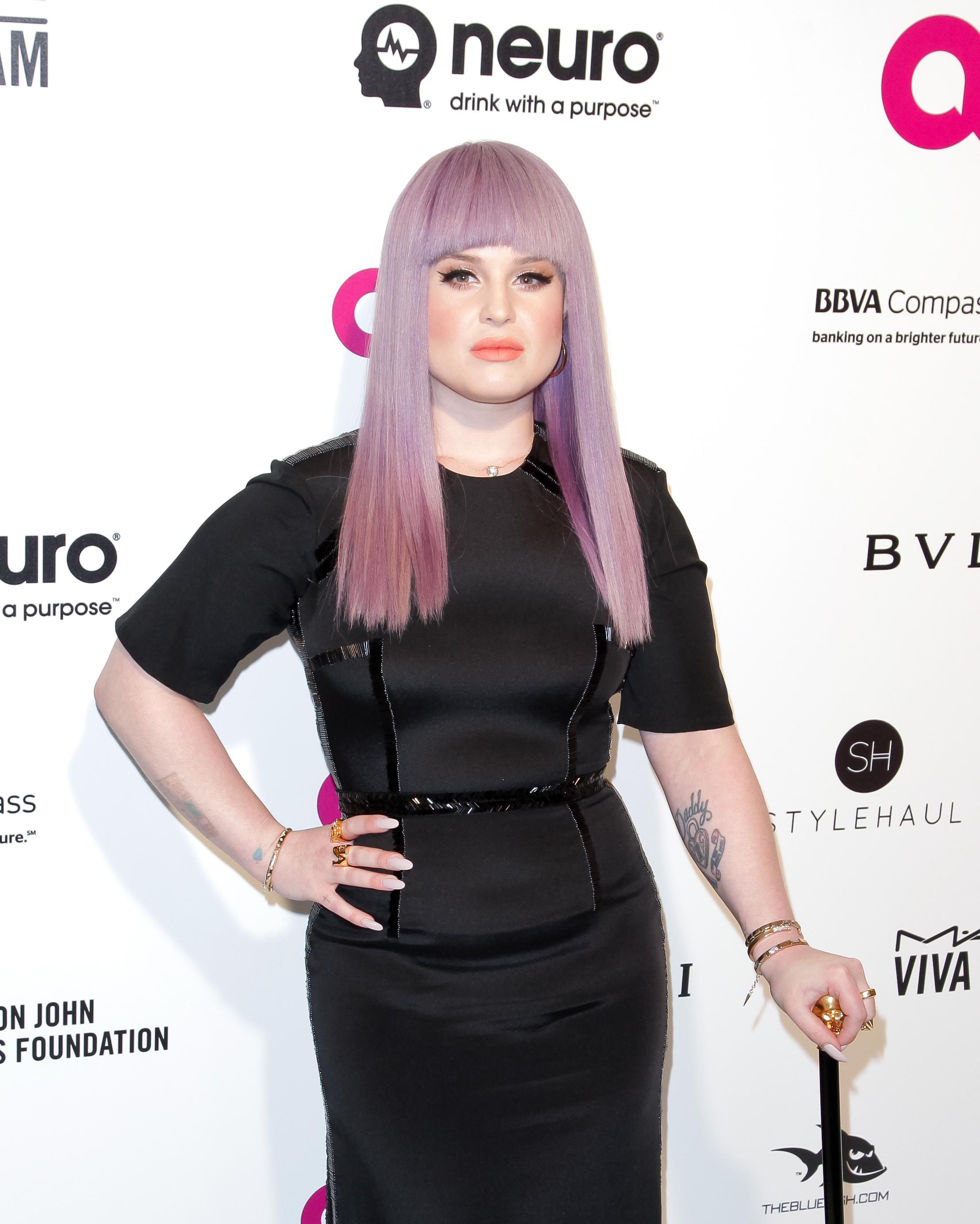 Kelly Osbourne arrives at the Elton John AIDS Foundation Academy Awards Viewing Party in 2016, embracing one of her most polished beauty eras with pastel lavender hair, understated makeup, and an elegant red-carpet look. | Source: Getty Images