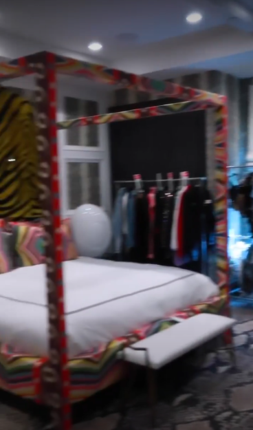 One fan previously reacted to the couple's unconventional bedroom style by joking, "You're telling me Blake sleeps in that bed?" The interiors offer an amusing contrast to Shelton's famously country surroundings. | Source: Instagram/gwenstefani