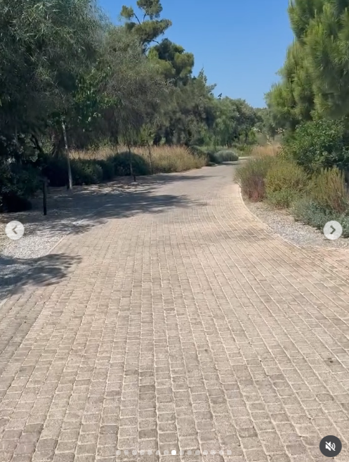 A video on this carrousel showed Kate Hudson going for a bike ride, proving how active she likes to be while staying in Greece. | Source: Instagram/katehudson