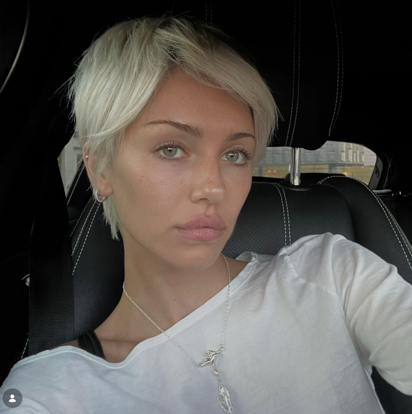 Delilah Belle Hamlin poses for a car selfie on October 22, 2024 | Source: Instagram/delilahbelle