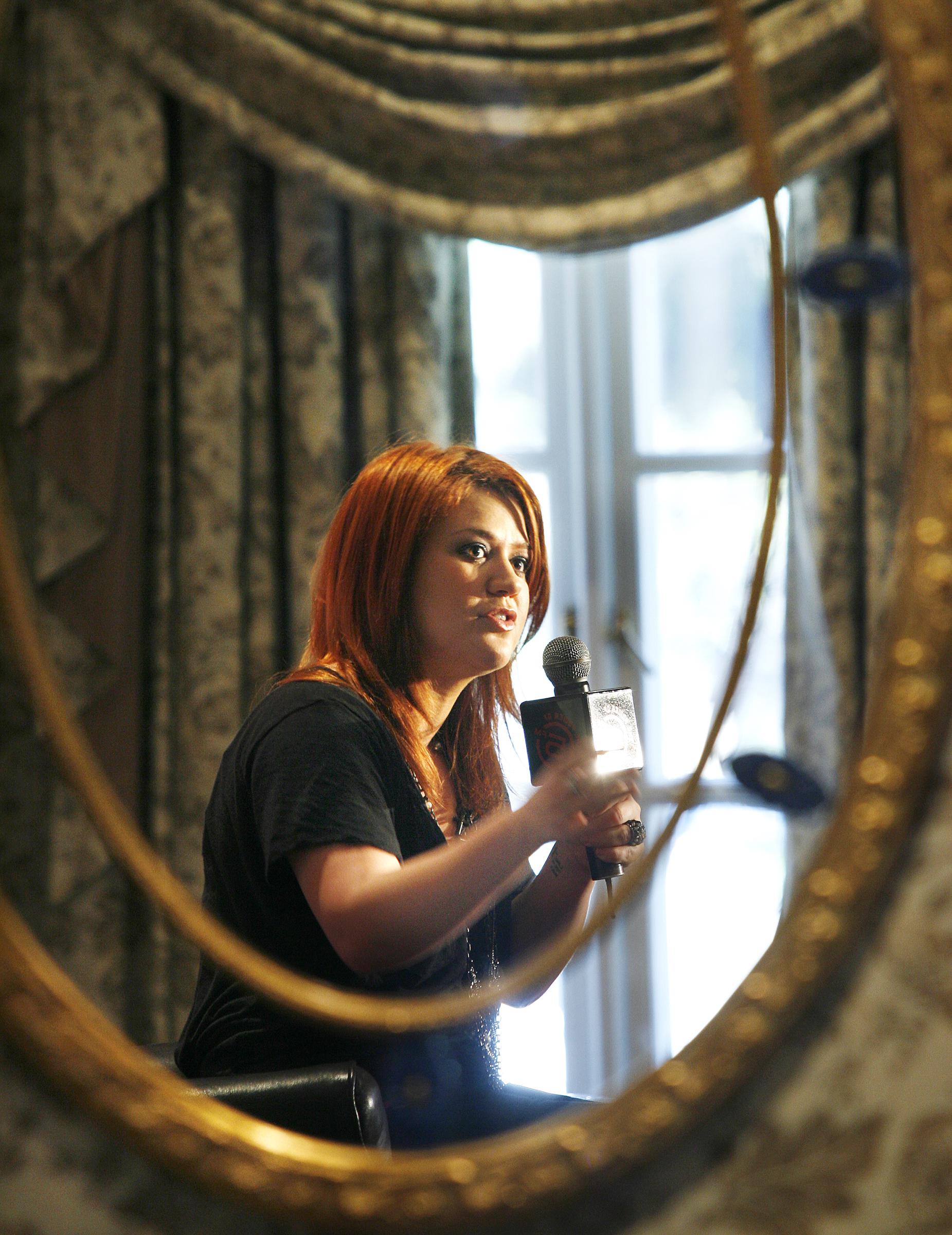 Kelly Clarkson at a press conference at the Westcliff hotel during her first tour in South Africa on March 11, 2010 | Source: Getty Images