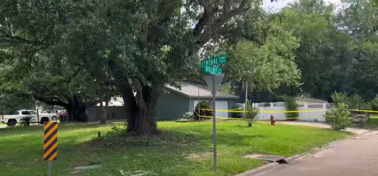 Crime scene investigation taking place at the short-term rental home in Lake Charles where McKenzie Rideau lost her life form a news story dated May 21, 2025 | Source: Youtube/KPLC 7 News