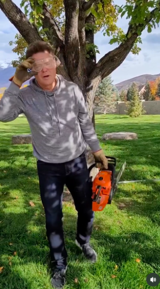 Donny's interest in hands-on projects goes back decades, including the electronics and mechanical projects he experimented with as a teenager. He later revealed that he and Debbie had passed on practical skills such as woodworking and painting to their five sons. | Source: Instagram/donnyosmond