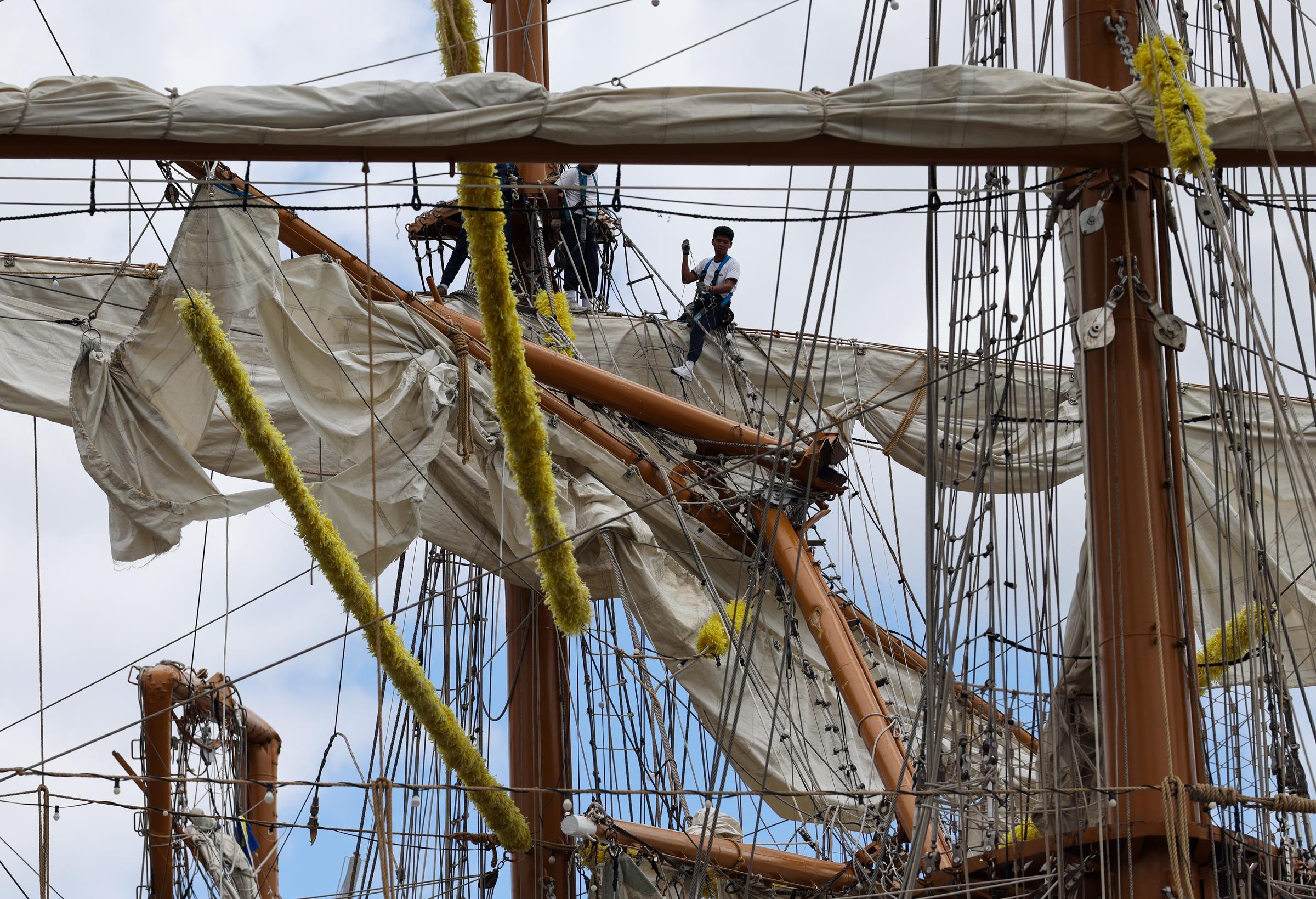 The damaged masts of the Cuauhtémoc, a Mexican Navy training ship that crashed into the Brooklyn Bridge, are seen as it sits docked at Pier 36 in lower Manhattan on May 18, 2025 in New York City. | Source: Getty Images