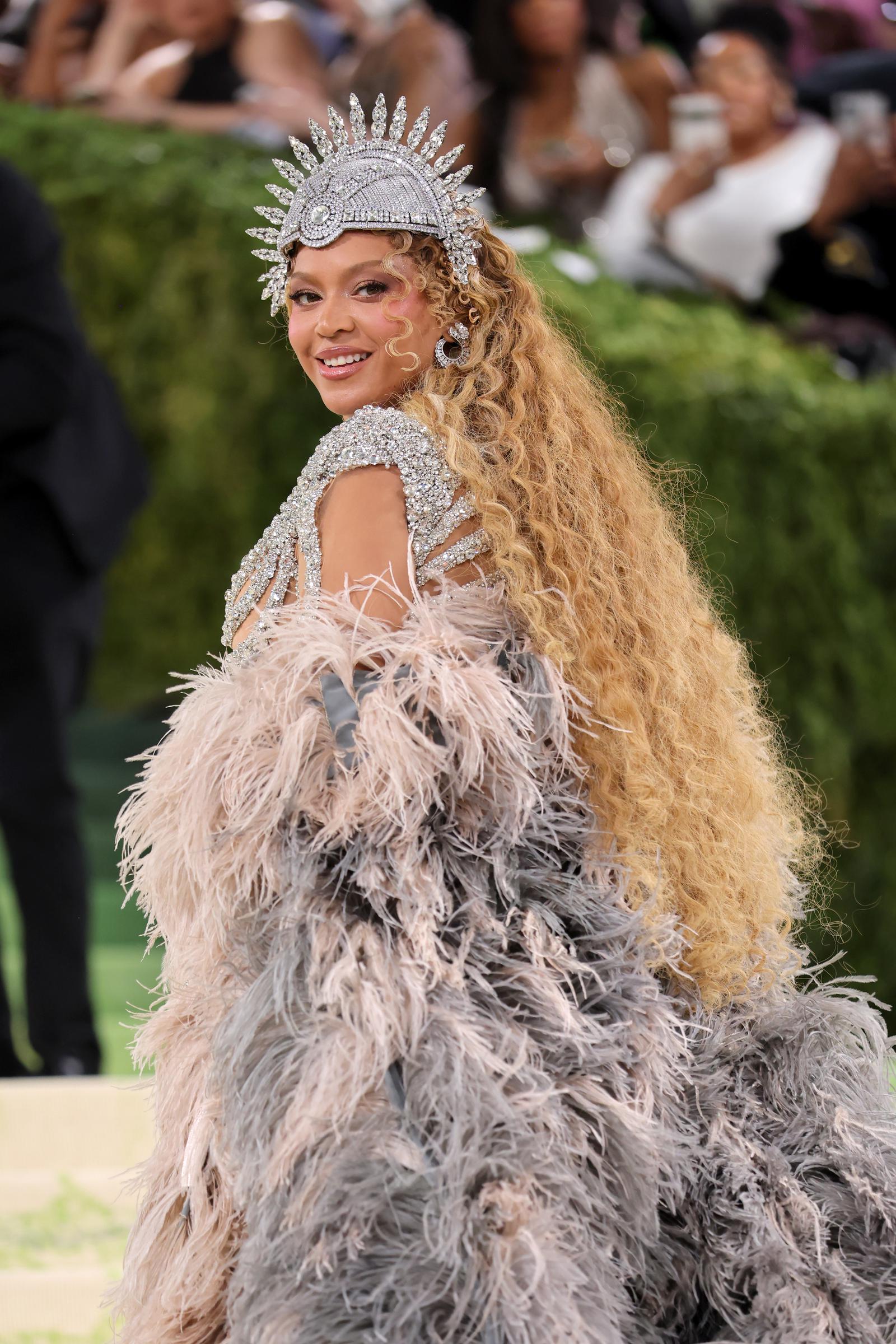 Beyoncé attends the 2026 Met Gala long curls and a crystal headpiece | Source: Getty Images