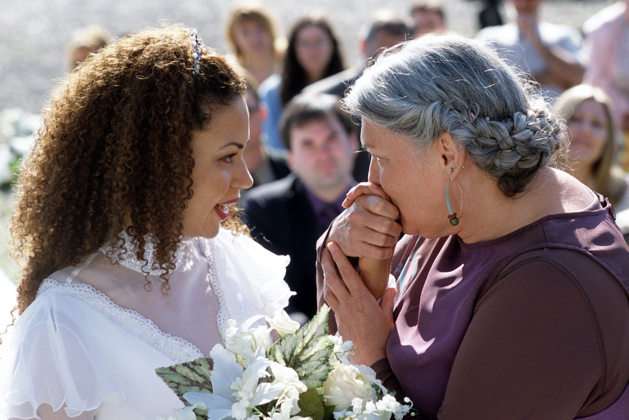 Kathryne Brown and Tyne Daly filming "The Wedding Dress," which was broadcast on October 28, 2001. | Source: Getty Images