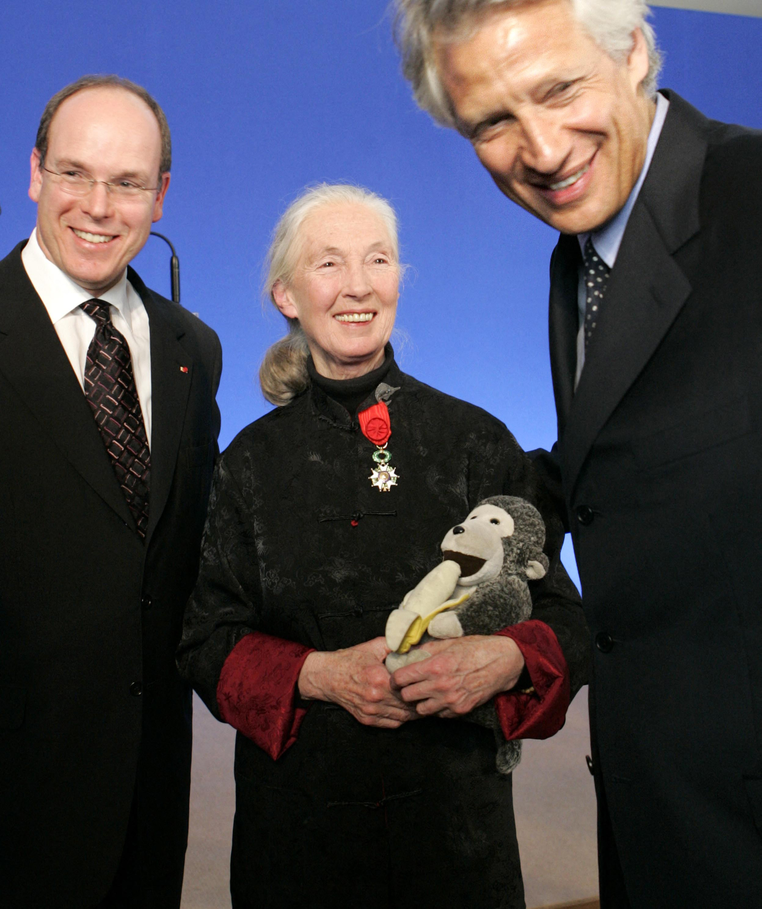 Jane Goodall and Mr. H posing with Prince Albert of Monaco after receiving the French Legion of Honour medal from former French Prime Minister Dominique de Villepin in Paris, France on January 17, 2005. | Source: Getty Images
