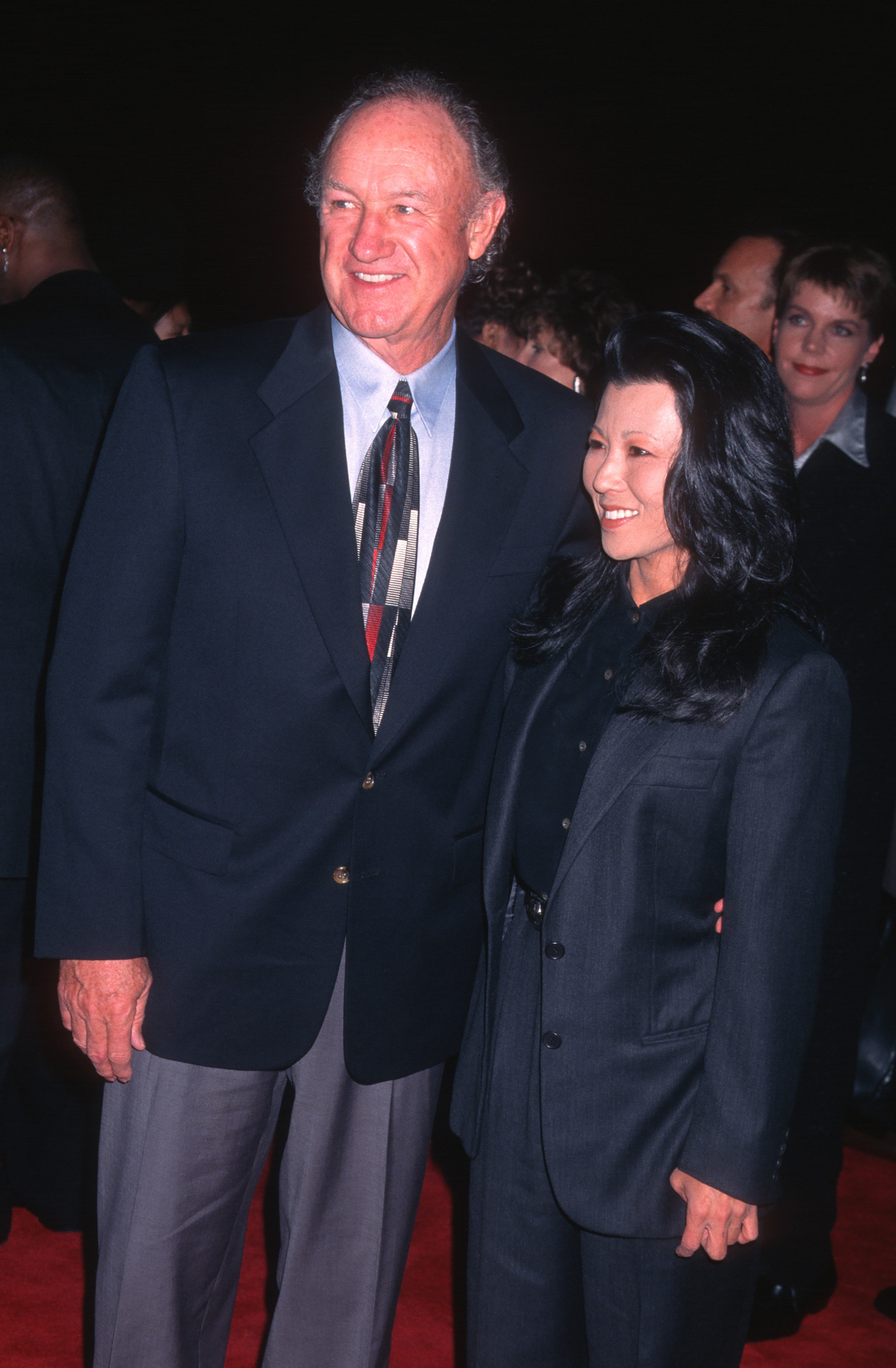 Gene Hackman and Betsy Arakawa attend a premiere of "The Chamber" in Beverly Hills, California on October 2, 1996. | Source: Getty Images