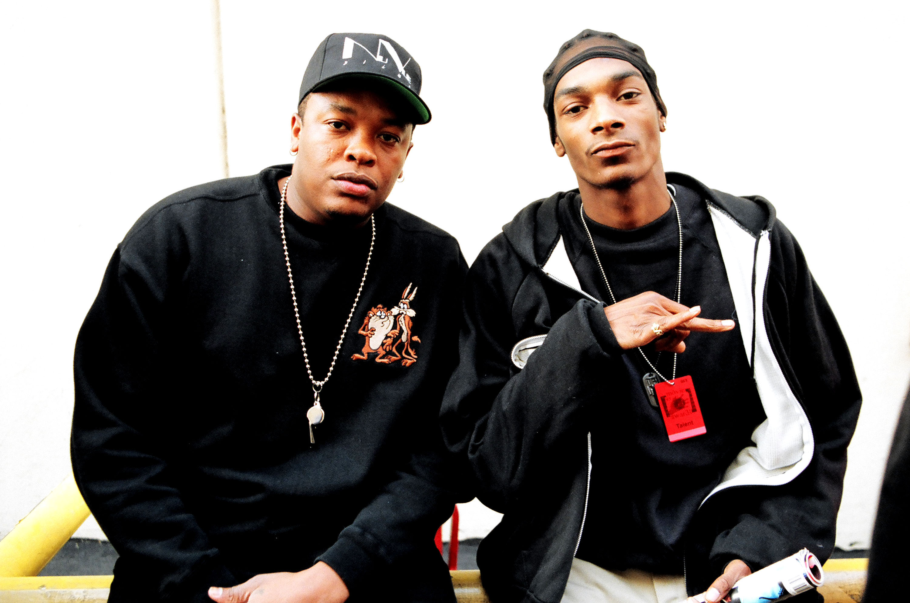 Dr. Dre poses with Snoop Dogg during the 1993 MTV Movie Awards | Source: Getty Images