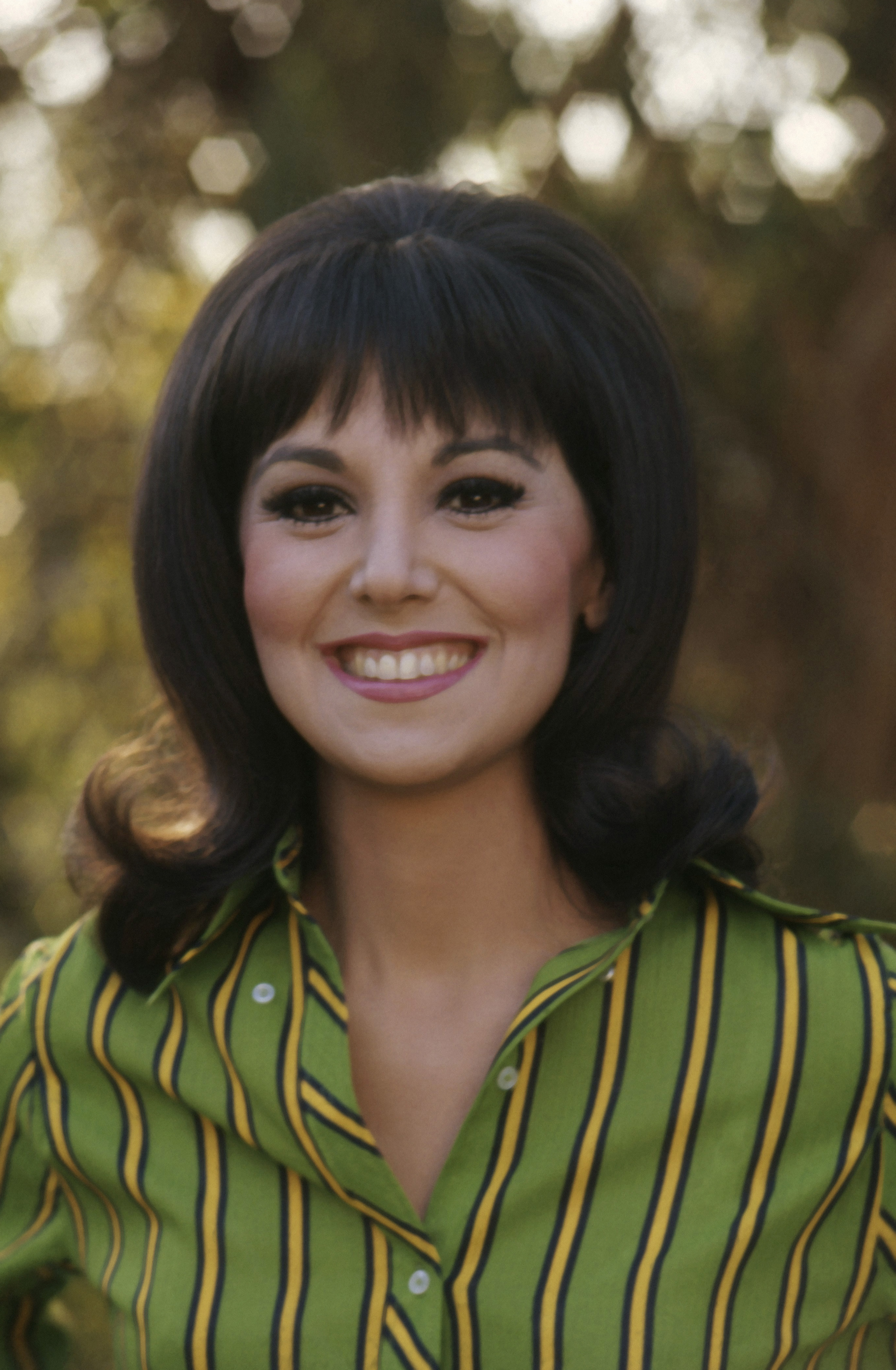 Marlo Thomas smiles in a publicity portrait for the television series "That Girl." | Source: Getty Images