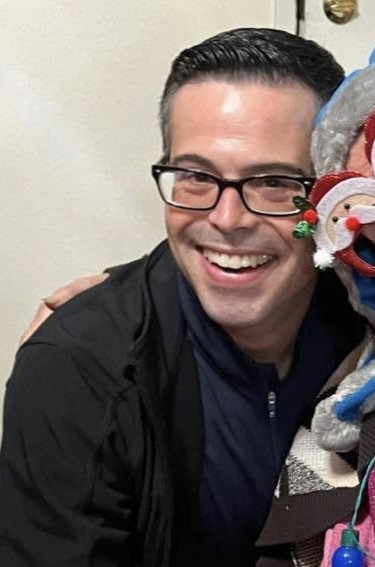 He smiles in a rare personal photo, far from the Hollywood spotlight. Instead of pursuing acting or filmmaking, he studied sales, distribution, and marketing at Moorpark College — a completely different path from his childhood career.