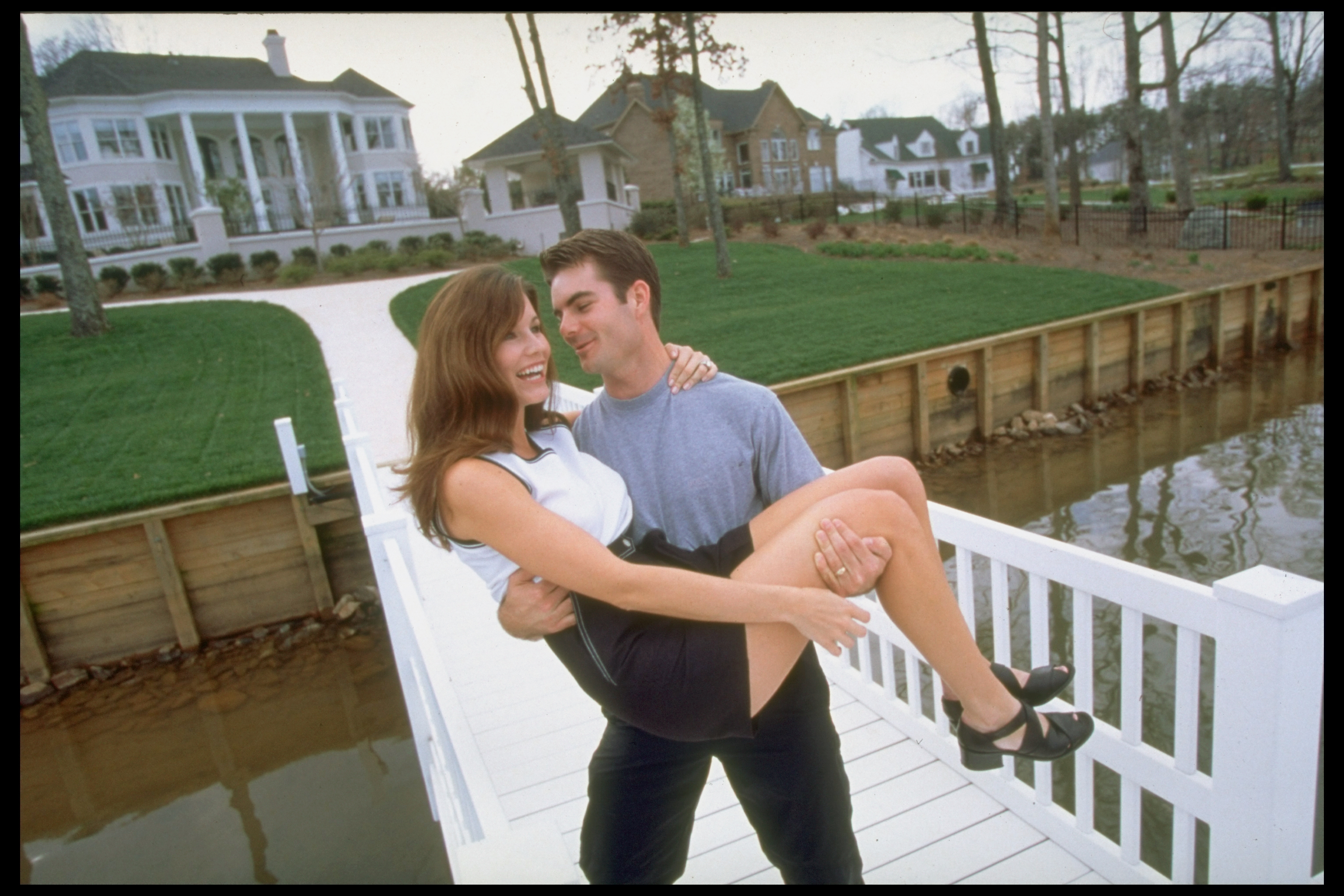 Away from the intensity of the racetrack, Jeff Gordon was photographed carrying Brooke Sealey in a playful moment along a wooden dock behind their North Carolina home in 1997. The image captured a more relaxed and personal side of the couple, showing them away from the spotlight that followed Gordon’s rising NASCAR career.