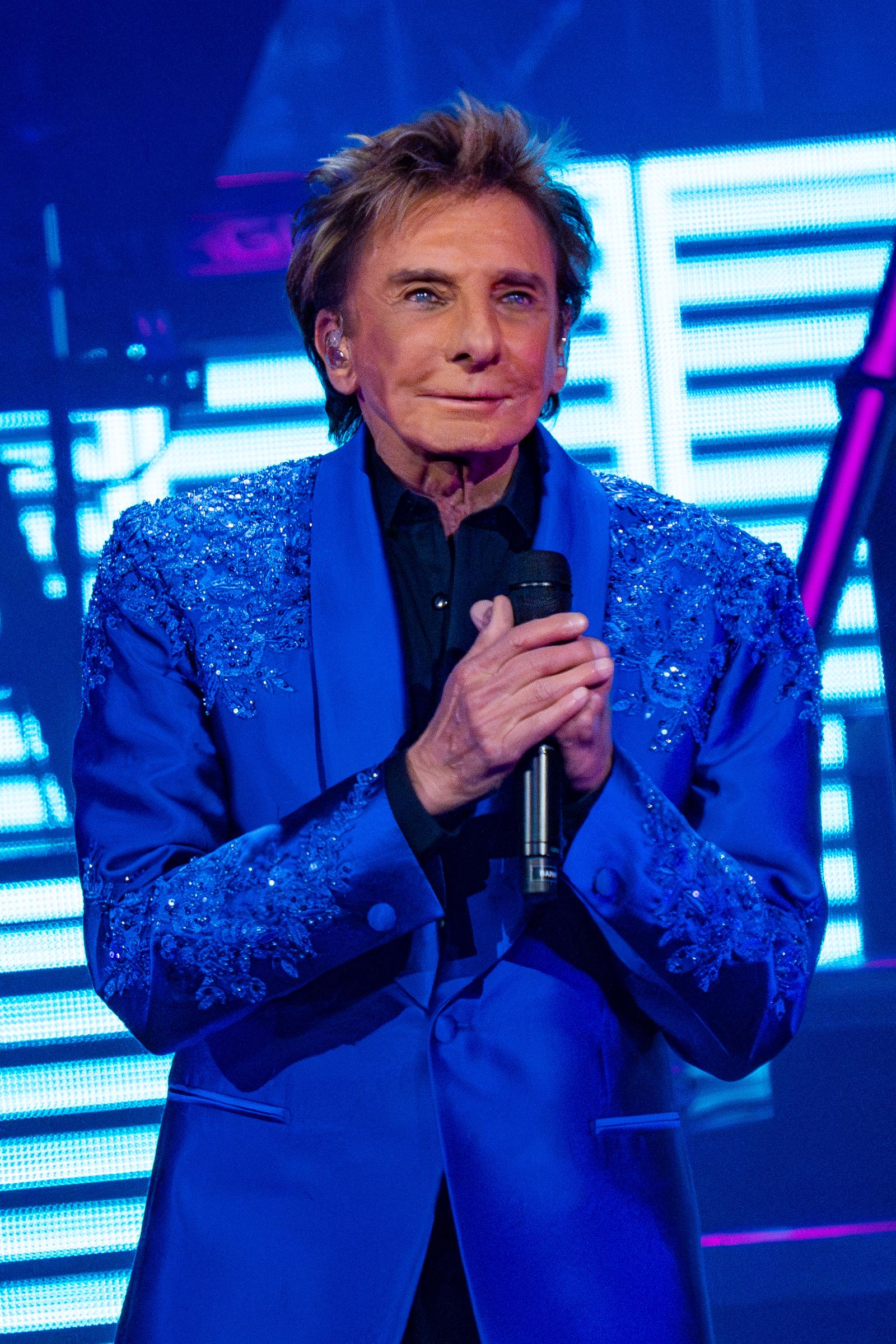 Barry Manilow performs at The Palladium in London on May 23, 2024 | Source: Getty Images