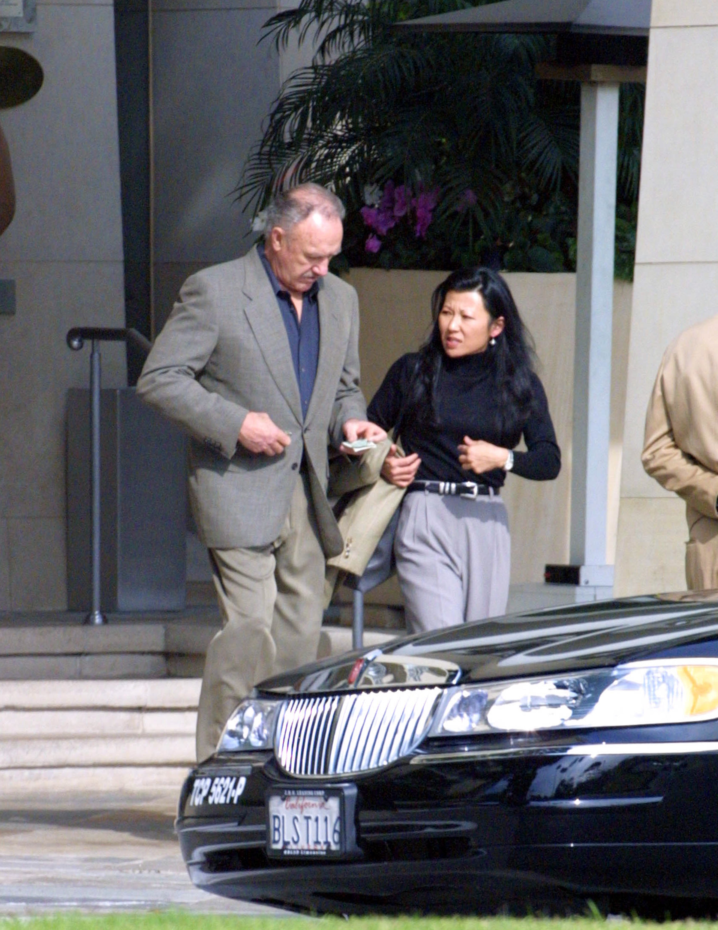 Gene Hackman and Betsy Arakawa are seen on November 16, 2001 | Source: Getty Images