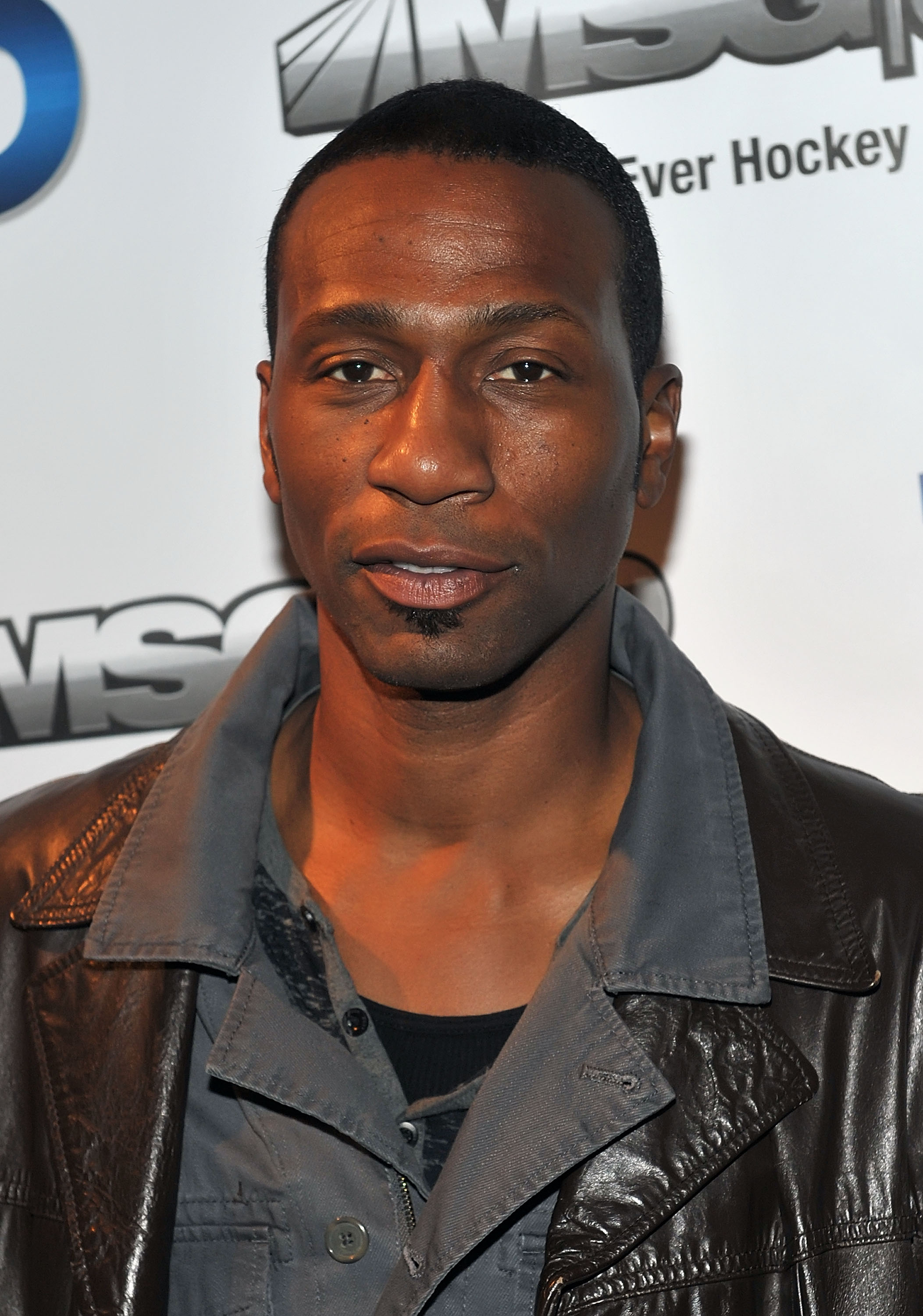 Leon Robinson at the first hockey game in 3D telecast viewing party in New York City on March 24, 2010. | Source: Getty Images