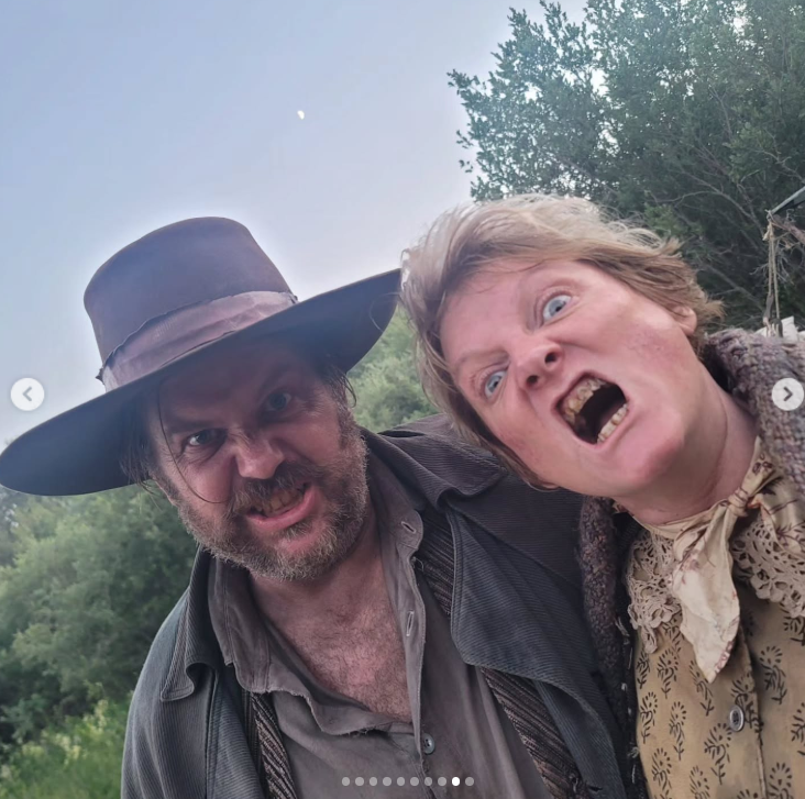 The actress embraced Ida's rough appearance both on and off camera, often posing in character with her fellow cast members. Fans later praised the convincing transformation that made it difficult to recognize her. | Source: Instagram/alisonarngrim