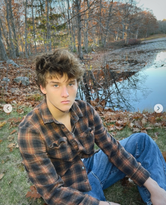 Darby Dempsey posing in front of a lake, from a post dated November 26, 2025 | Source: Instagram/jilliandempsey