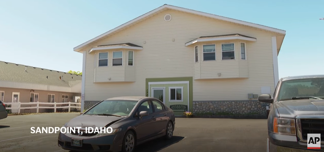 An exterior view of the residence in Sandpoint, Idaho, where Wess Roley lived with his former roommate, T.J. Franks Jr., for several months in 2024 | Source: YouTube/AssociatedPress