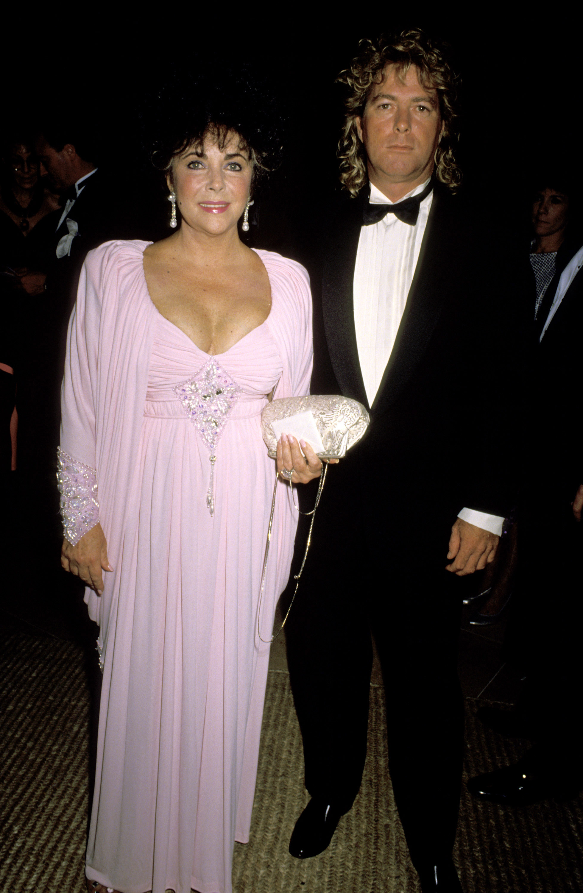 The actress and Larry Fortensky pose during the Carousel of Hope Ball on October 26, 1990, at the Beverly Hilton Hotel in Beverly Hills, California | Source: Getty Images
