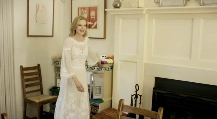 Next to the fireplace, a toy kitchen playset brings a personal and playful energy to the room, reflecting how the space embraces both elegance and everyday family moments. From a video dated July 20, 2015. | Source: YouTube/Vogue
