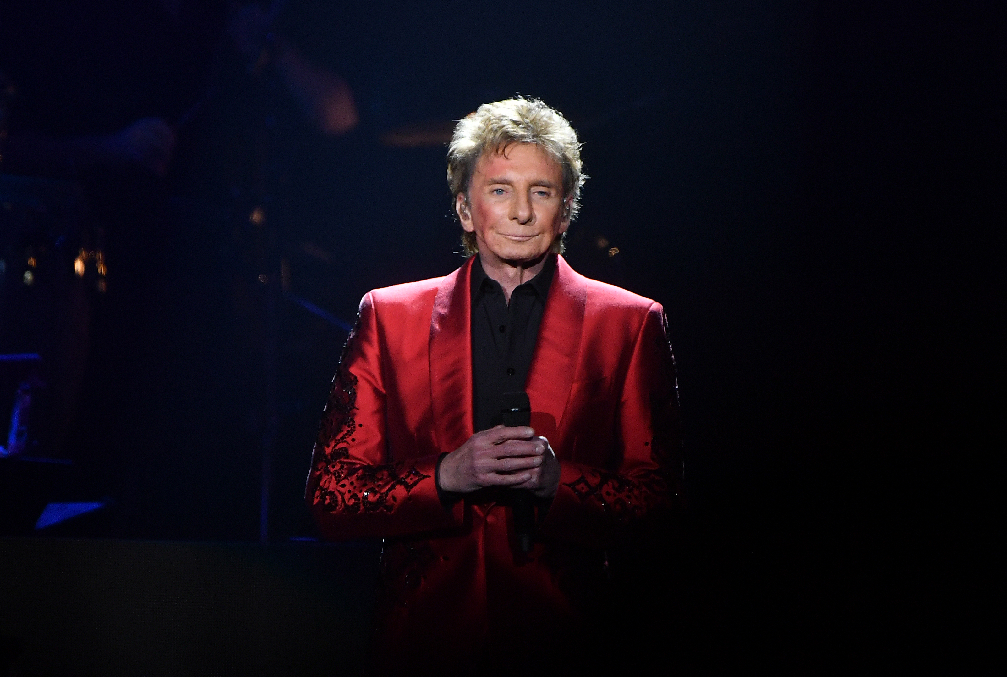 Barry Manilow performs onstage in Atlanta on January 19, 2023 | Source: Getty Images