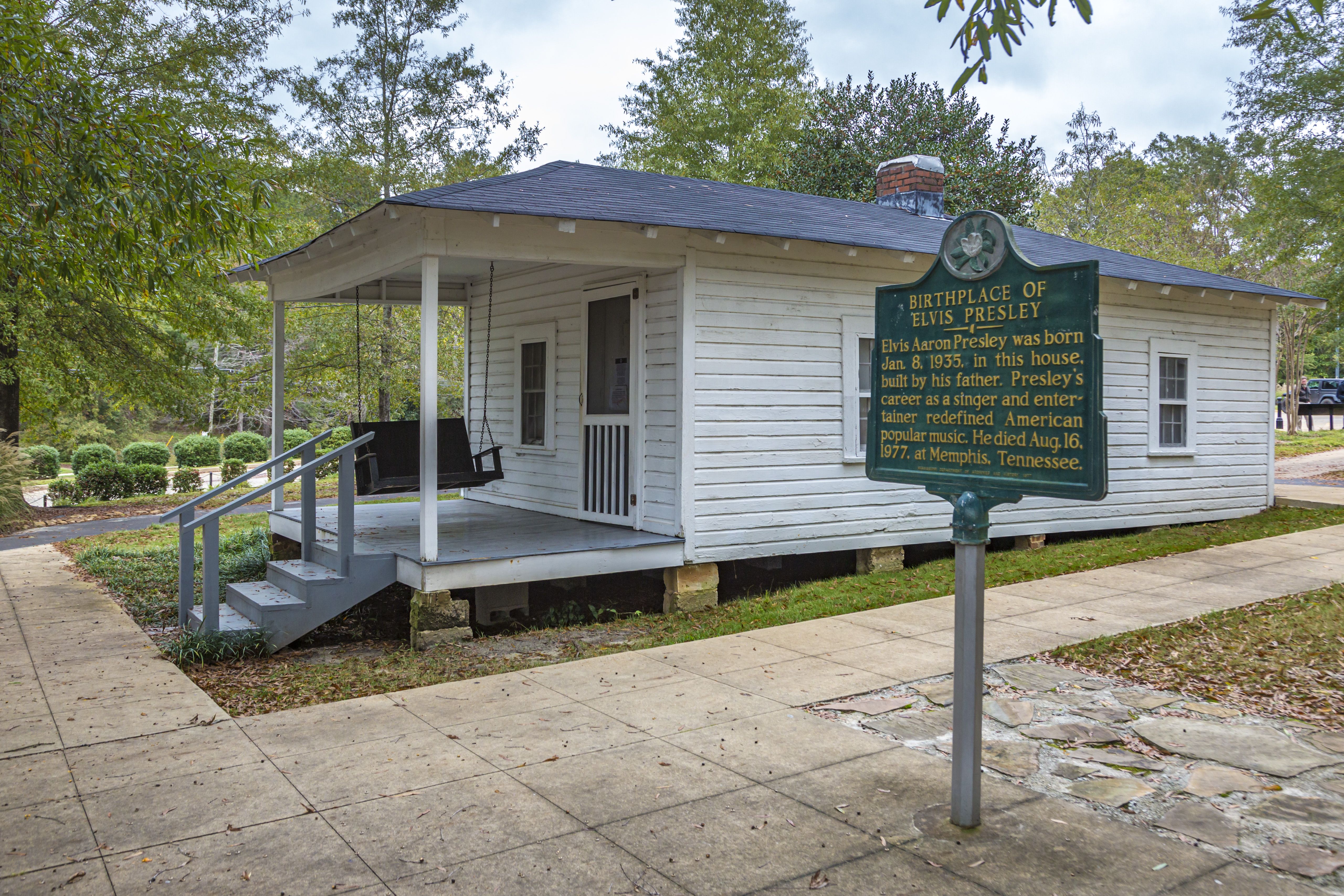 Today, Elvis' birthplace has been preserved as part of a museum that welcomes fans from around the world. The small home stands as a reminder of the humble beginnings of the man who became known as the King of Rock and Roll. | Source: Getty Images