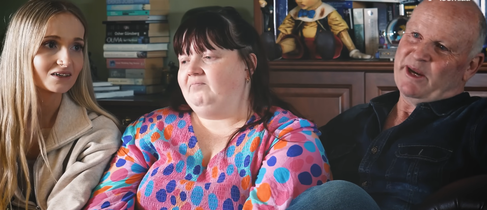 Annaliese, her sister, Vickie, and her father, Patrick Holland, during an interview dated November 16, 2025 | Source: Youtube/news.com.au