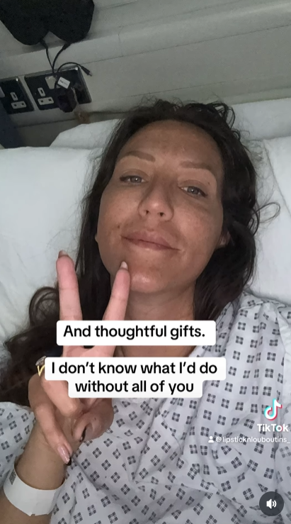 Sarah Winstrip at the hospital after her surgery in a post dated May 28, 2025 | Source: Instagram/lipsticknlouboutins