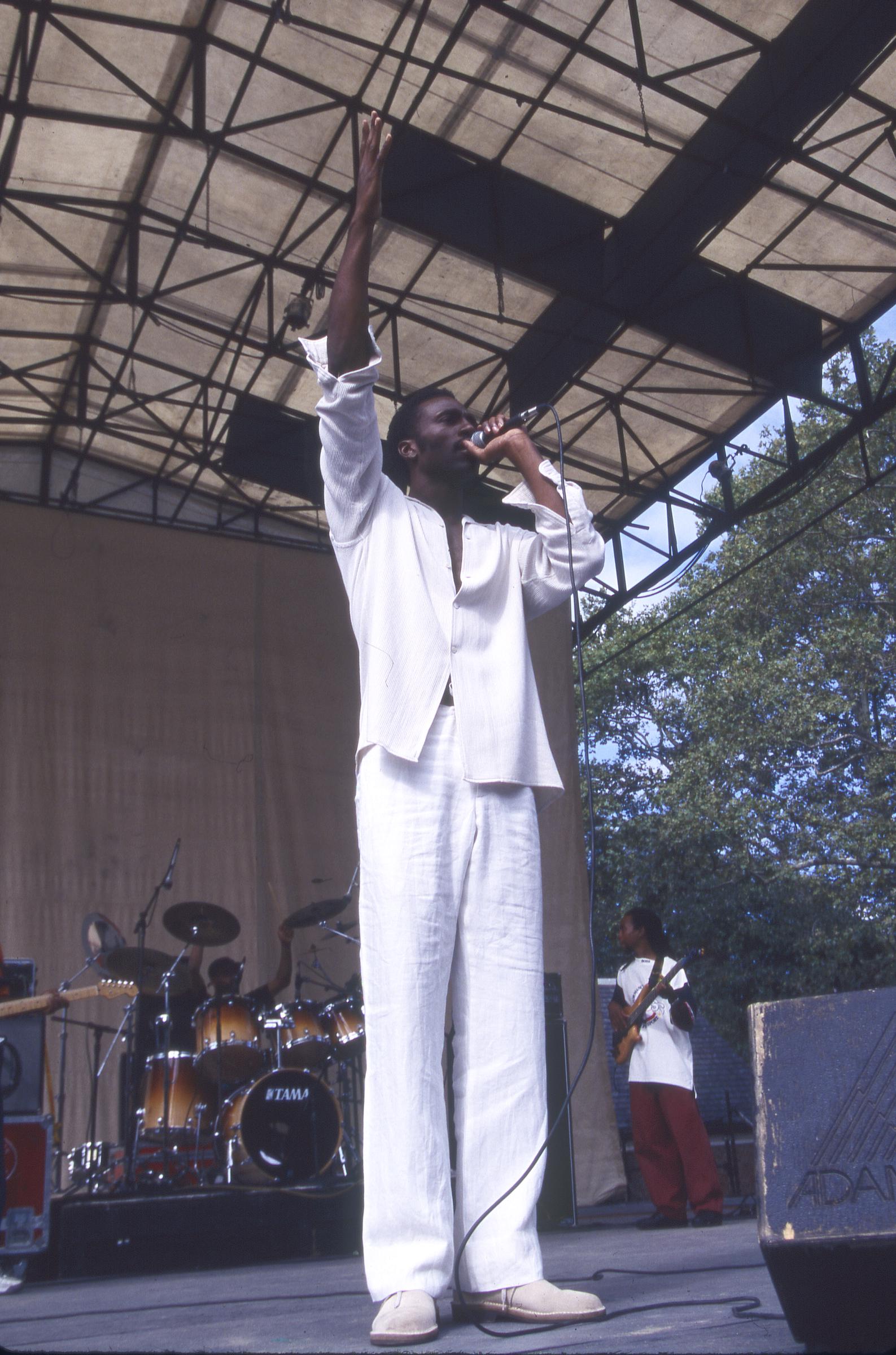Leon Robinson singing on stage. | Source: Getty Images