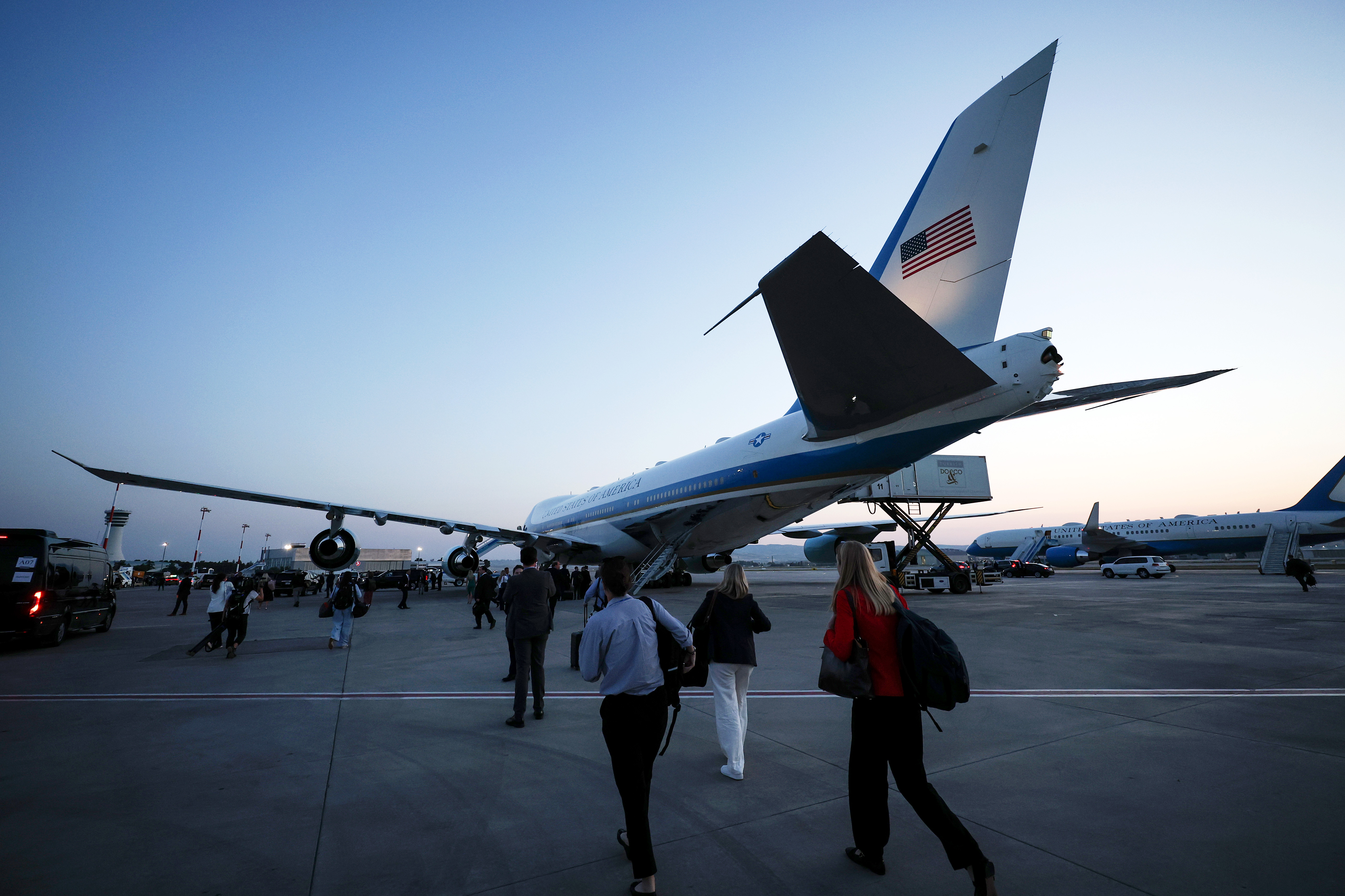 The operation reportedly relied on maintaining the appearance that Trump was traveling as planned. Even the aircraft carrying the press continued using the "AF1" call sign while Trump's actual plane reportedly flew as "Reach 18." | Source: Getty Images