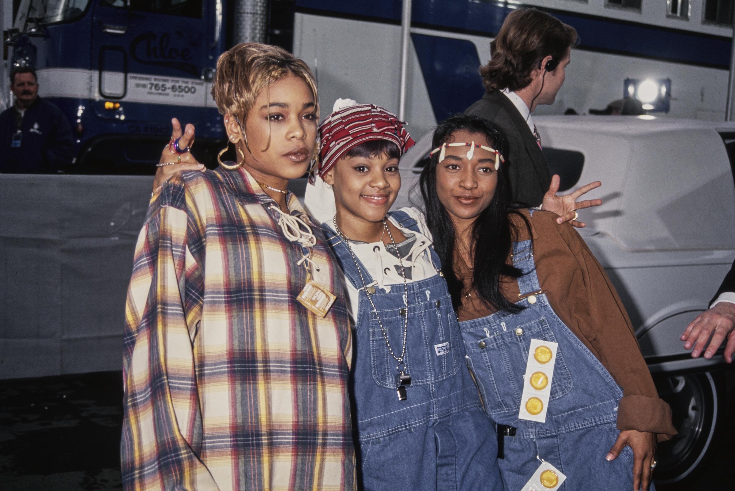 The music icon with her band members attends the 21st Annual American Music Awards on February 7, 1994 | Source: Getty Images