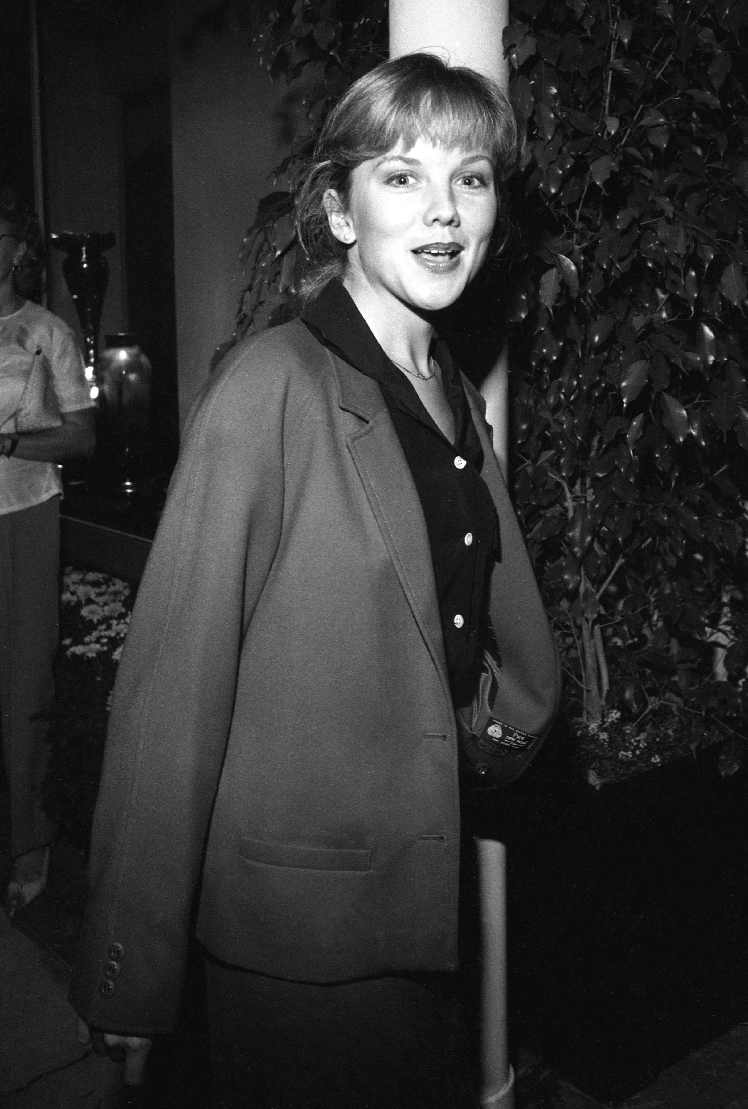 Stepping out circa the 1980s, Linda Purl embraced the decade's relaxed tailoring in a structured, oversized blazer layered over a dark button-down shirt. Her wispy fringe and swept-back tresses drew focus to the softening contours of her face and engaging smile, capturing an effortless transition into her late 20s. | Source: Getty Images