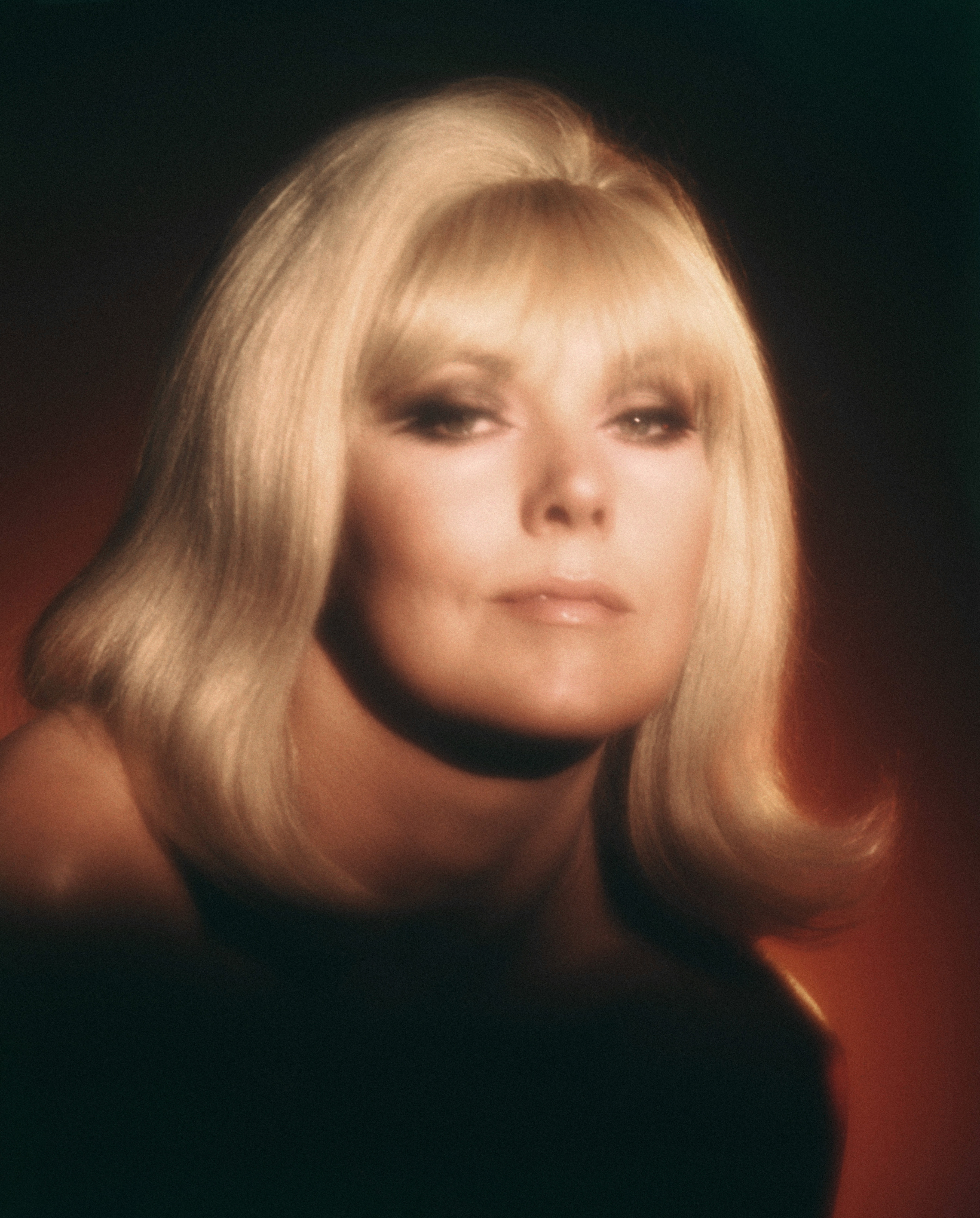 Kim Novak poses for a portrait associated with The Legend of Lylah Clare, wearing a dark outfit and a short blonde bob. | Source: Getty Images