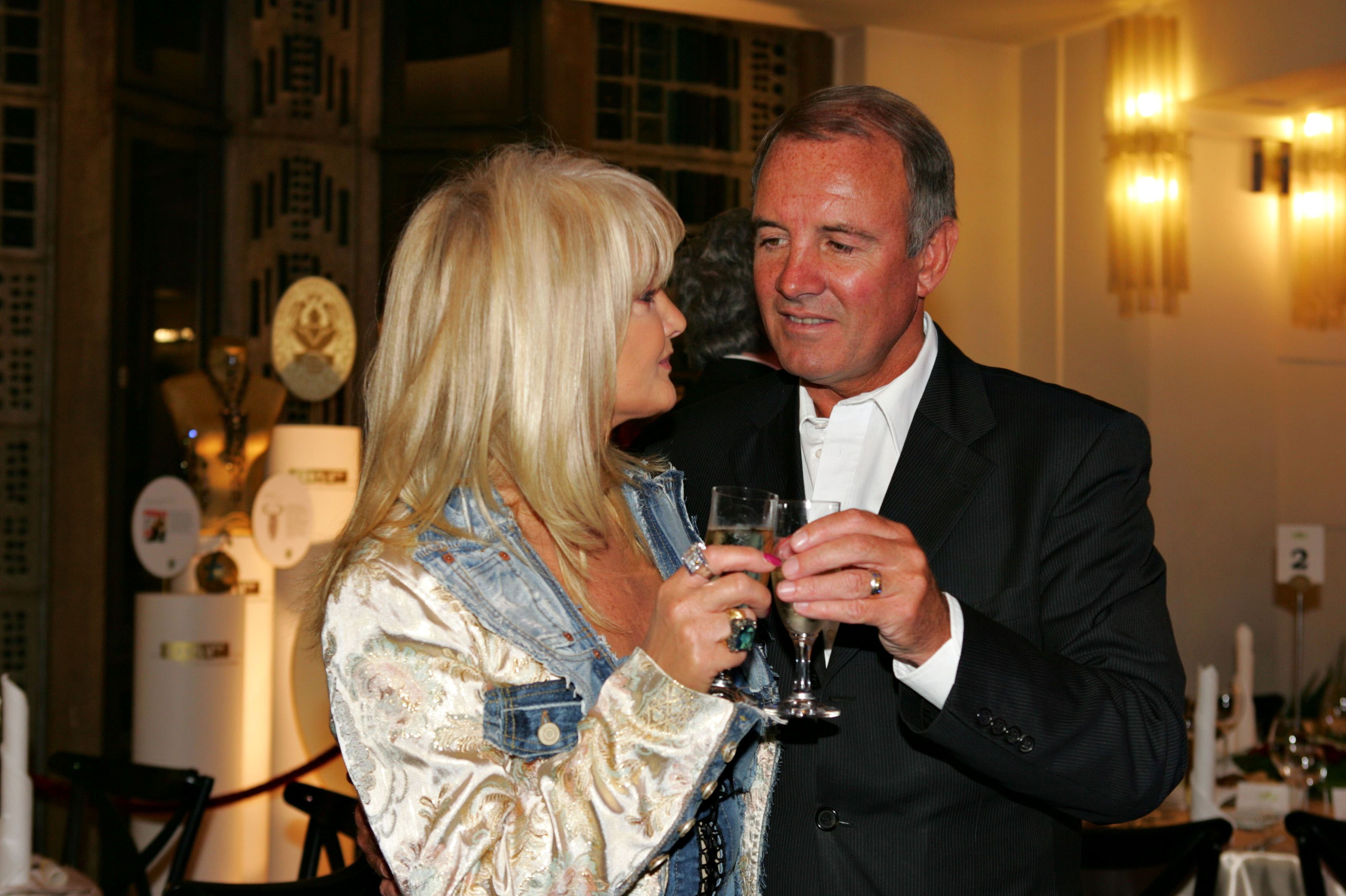 An affair scandal broke out. At this event, Bonnie Tyler and her husband, Robert, arrived at the presentation of the "Goldene Henne" at Friedrichstadtpalast on September 21, 2005, in Berlin, Germany. | Source: Getty Images