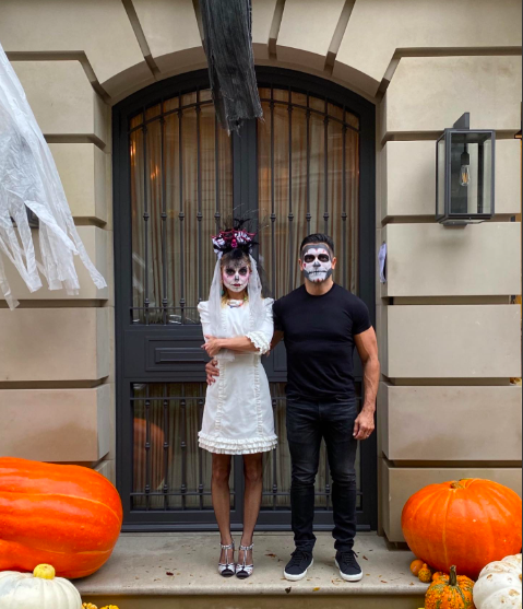 The home's exterior gets a theatrical holiday treatment, too. Kelly and Mark's Halloween photo shows that the couple does not take the glamour too seriously. | Source: Instagram/kellyripa
