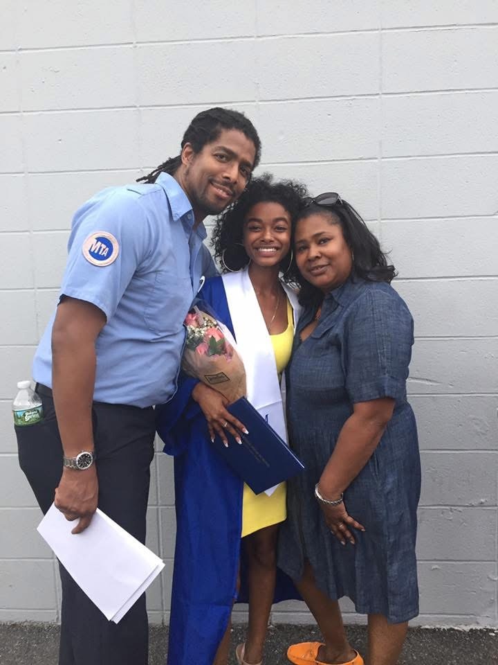 Imani Smith poses with her family on graduation day | Source: GoFundMe/support-the-helper-family-after-the-tragic-loss-of-imani-dia