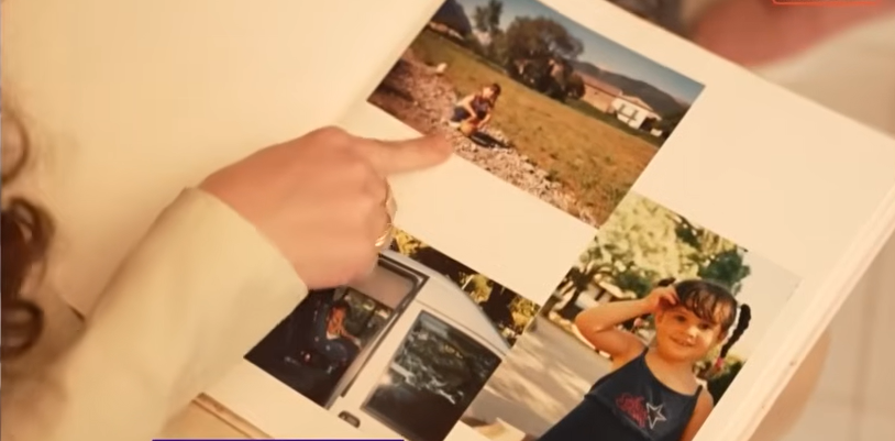 Noelia Castillo Ramos points at her childhood photo, dated March 26, 2026 | Source: YouTube/@Antena3