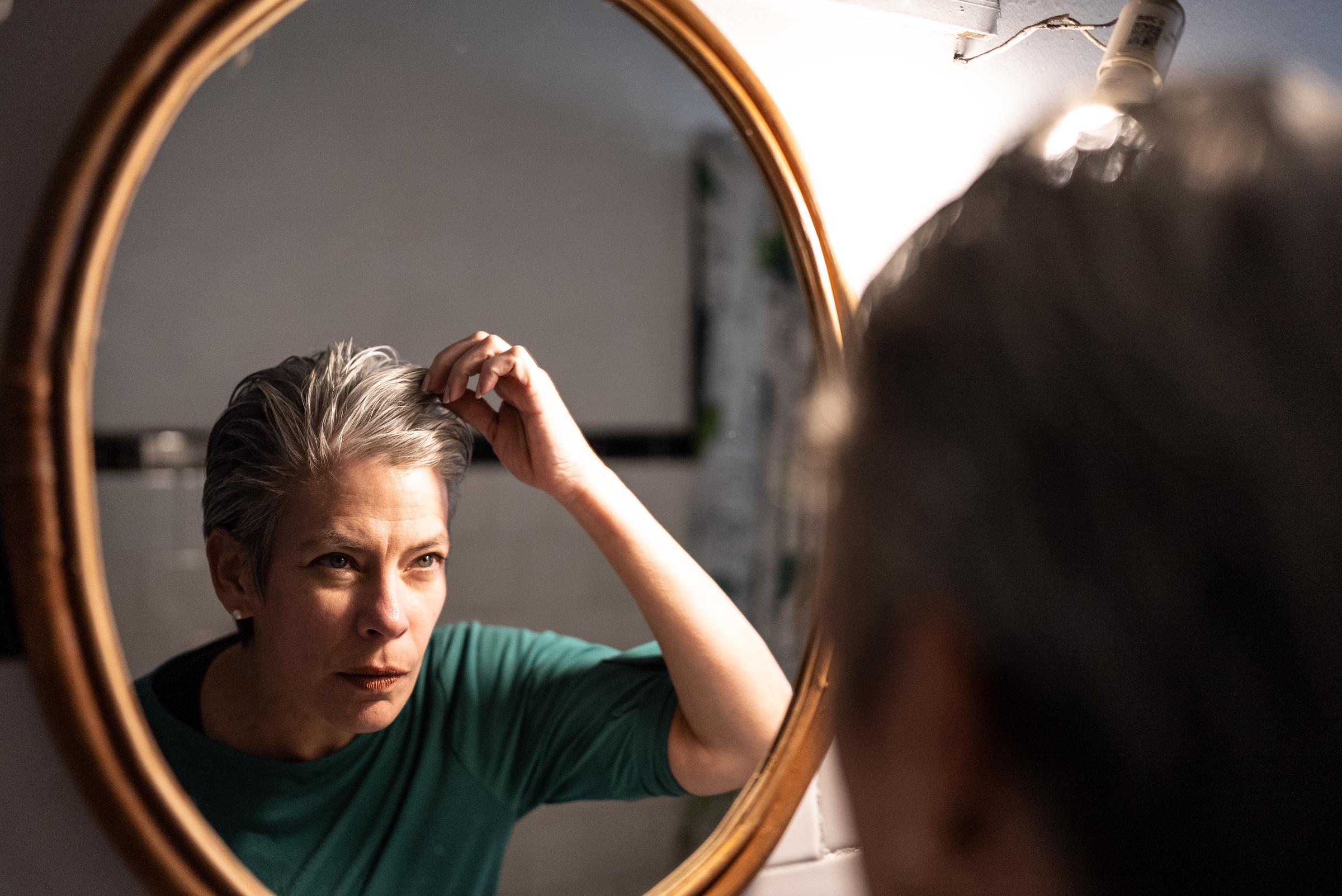 For many women, noticing the first gray strands in the mirror brings a familiar decision: embrace their natural color or continue covering it — a choice even Hollywood stars face. | Source: Getty Images