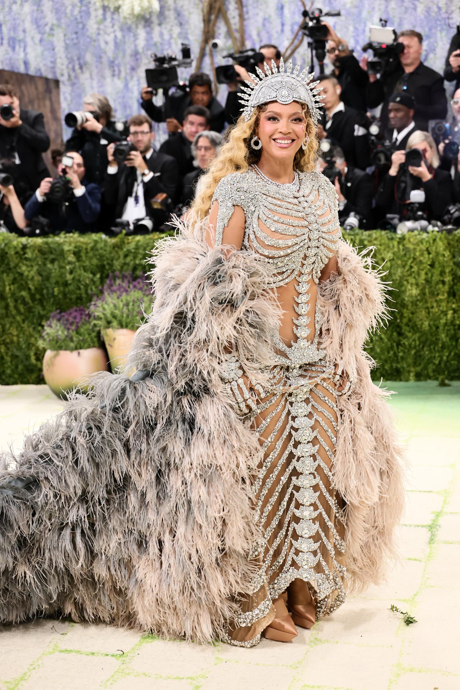 Beyoncé gives photographers a clearer view of her jeweled gown and nude platform heels | Source: Getty Images