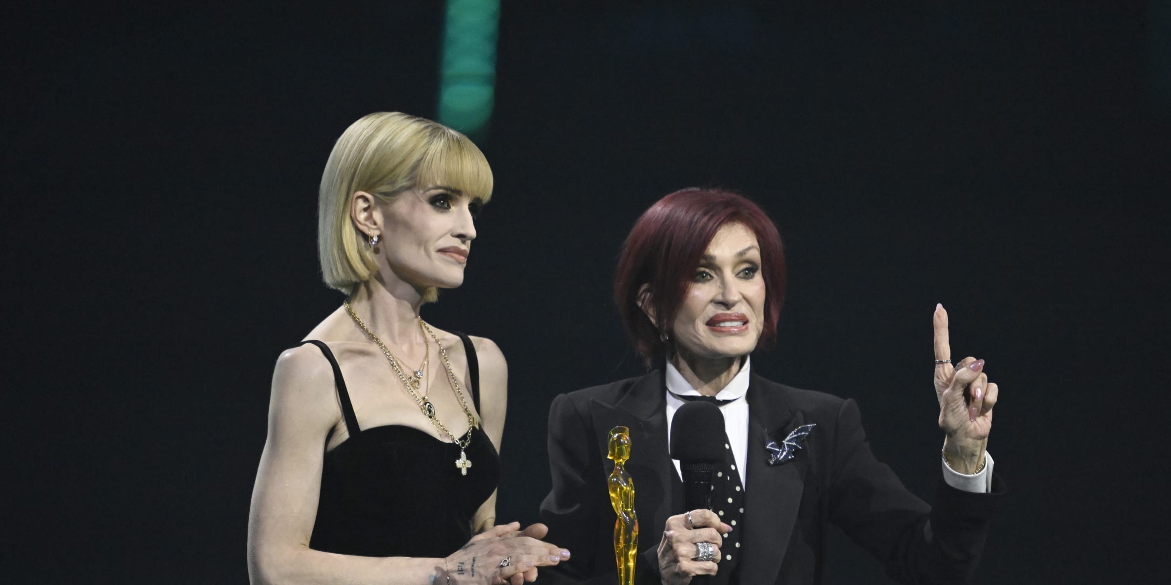 Kelly and Sharon Osbourne. | Source: Getty Images